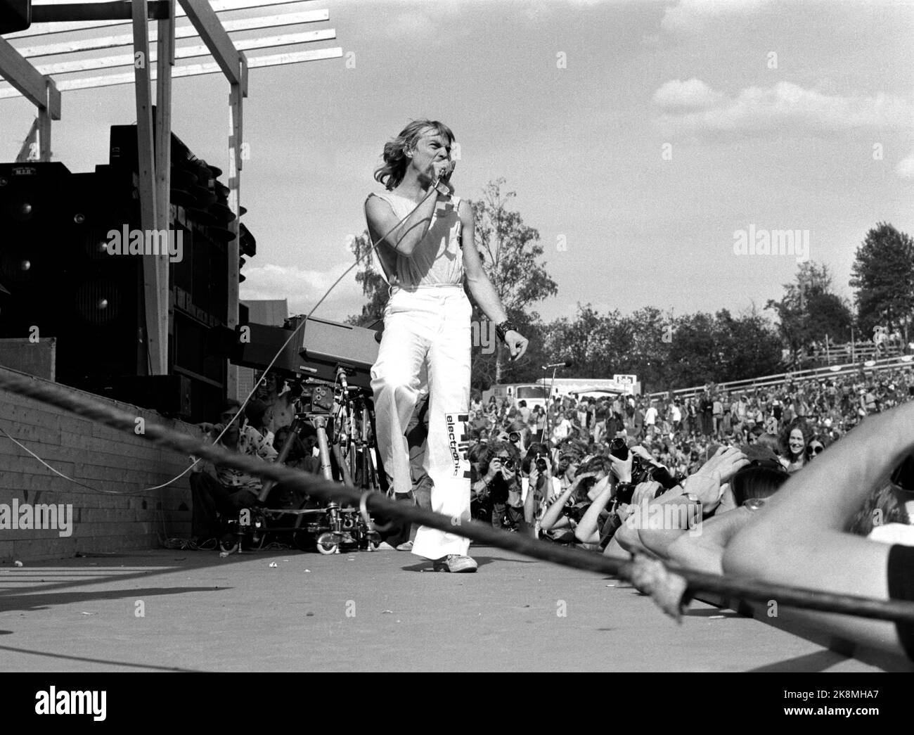 Oslo 19740622. 30.000 persone hanno partecipato a Ragnarock a Holmenkollen. Giovani provenienti da tutto il paese si sono presentati per ascoltare il concerto pop. Inoltre, stavano cercando la loro cultura Beatniks, hippies e birra. Qui l'artista Jahn Teigen a Popol Vuh sul palco, nel suo show tecnicamente buono. Foto: Aage Storløkken corrente / NTB Foto Stock