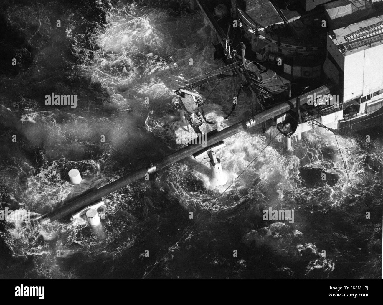 Mare del Nord, 19740926: Posa del gasdotto da Ekofisk all'Emden in Germania. I tubi lunghi 13 metri sono saldati insieme e abbassati nel Mare del Nord. Foto NTB / NTB Foto Stock