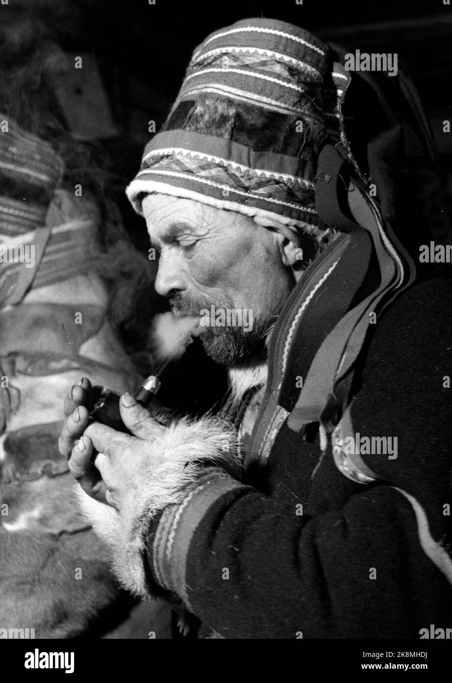 Karasjok 1952. La vita quotidiana dei Sami a Karasjok. Qui vediamo uno stesso che fuma tubo. Foto: Sverre A. Børretzen / corrente / NTB Foto Stock