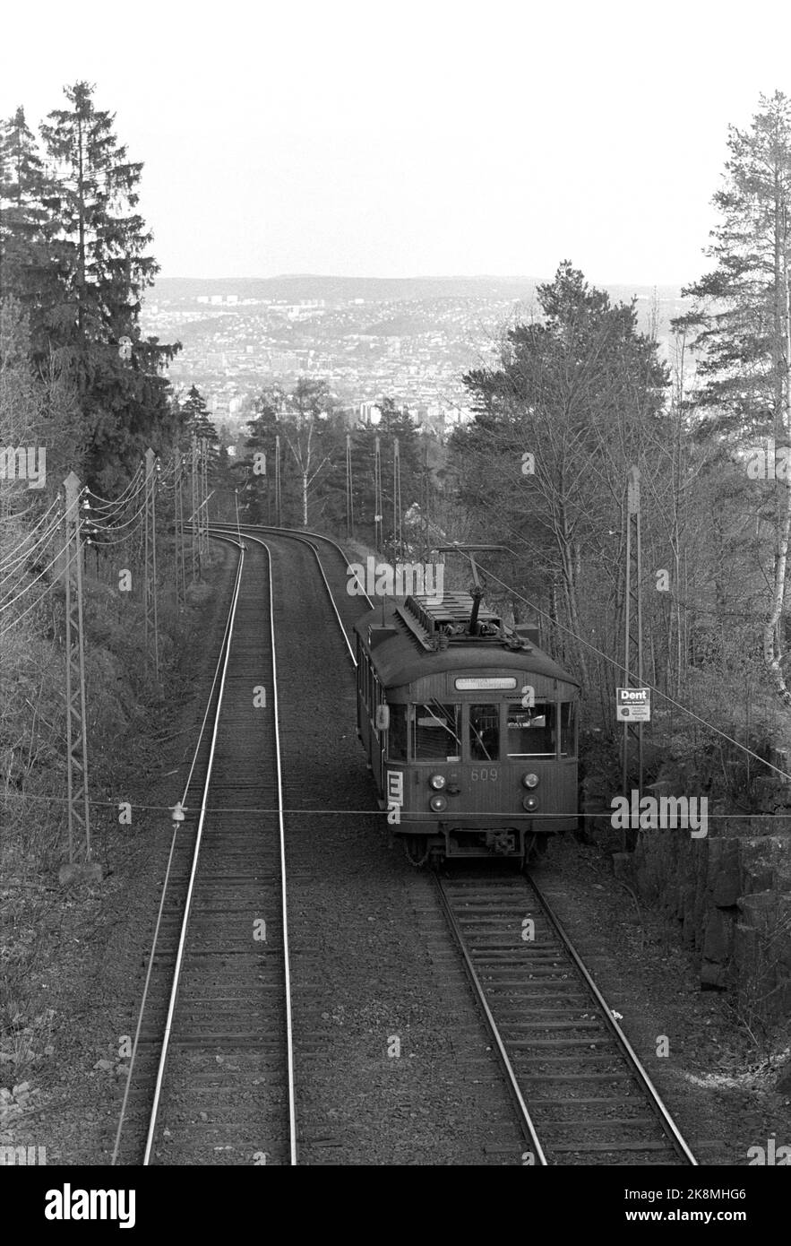 Oslo 1984 maggio Holmenkollbanen. Immagine panoramica sul tratto destro. Oslo sullo sfondo. Foto: Inge Gjellesvik / NTB / NTB Foto Stock