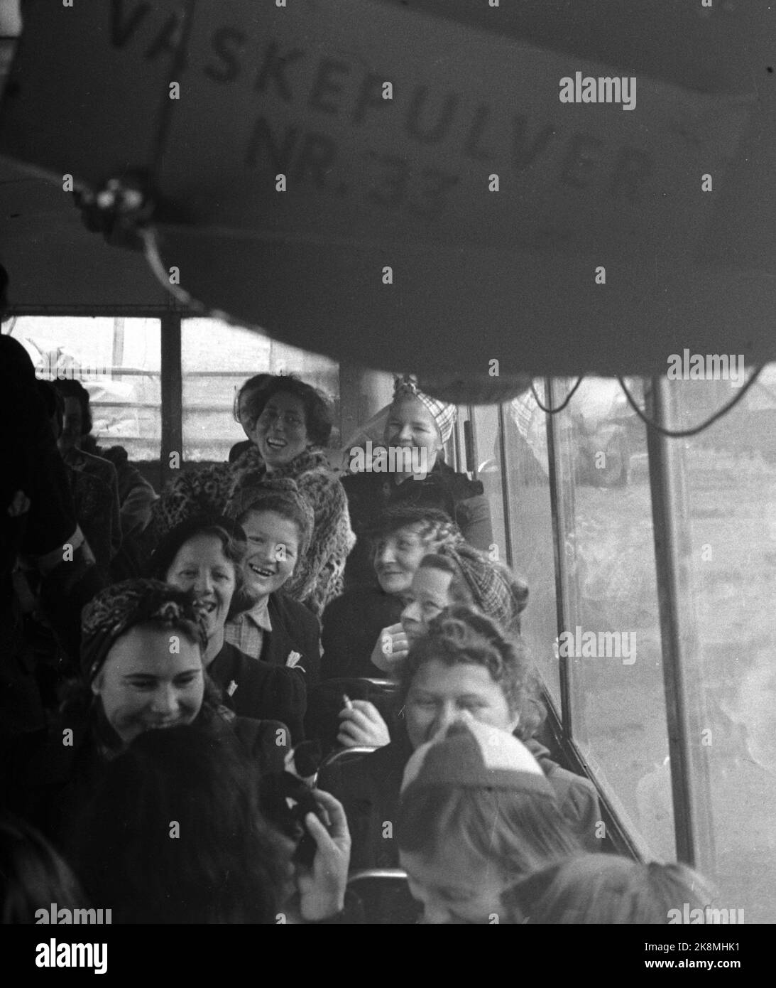 Grini 194505: Le Giornate della Pace 1945 maggio. Felici le carcerate dal campo di prigione di Grini / campo di concentramento sulla strada di ritorno a casa in autobus. Foto: Haaland / NTB / NTB Foto Stock