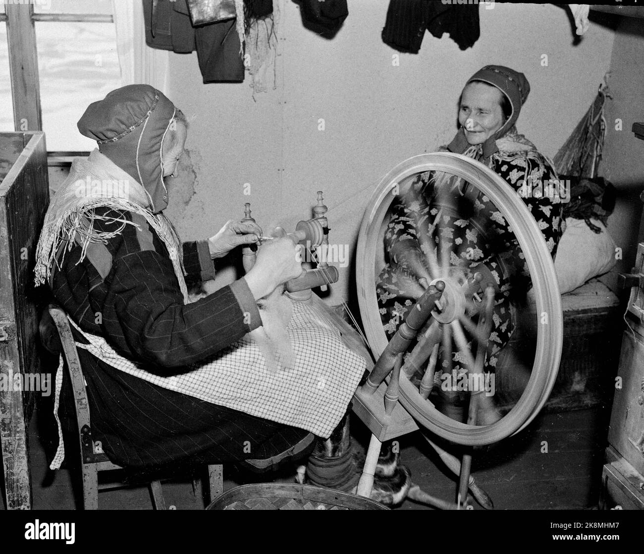 Karasjok 1952. La vita quotidiana dei Sami a Karasjok. Qui vediamo una donna seduta e che gira sulla roccia. Foto: Sverre A. Børretzen / corrente / NTB Foto Stock