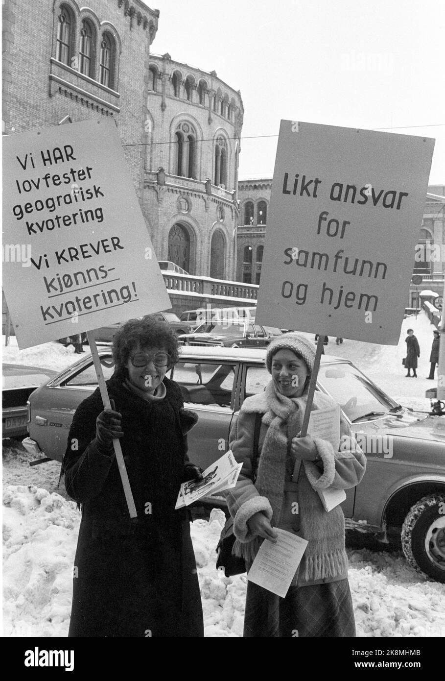Oslo 19800212 dimostrazione davanti allo Storting allora il caso delle quote di genere nelle elezioni parlamentari è stato trattato. La foto mostra Grete Botten (t.v.) e Anne Kristine Hognestad con poster per le quote di genere. La proposta è stata respinta in The Storting. Archivio NTB Henrik Laurvik / NTB Foto Stock