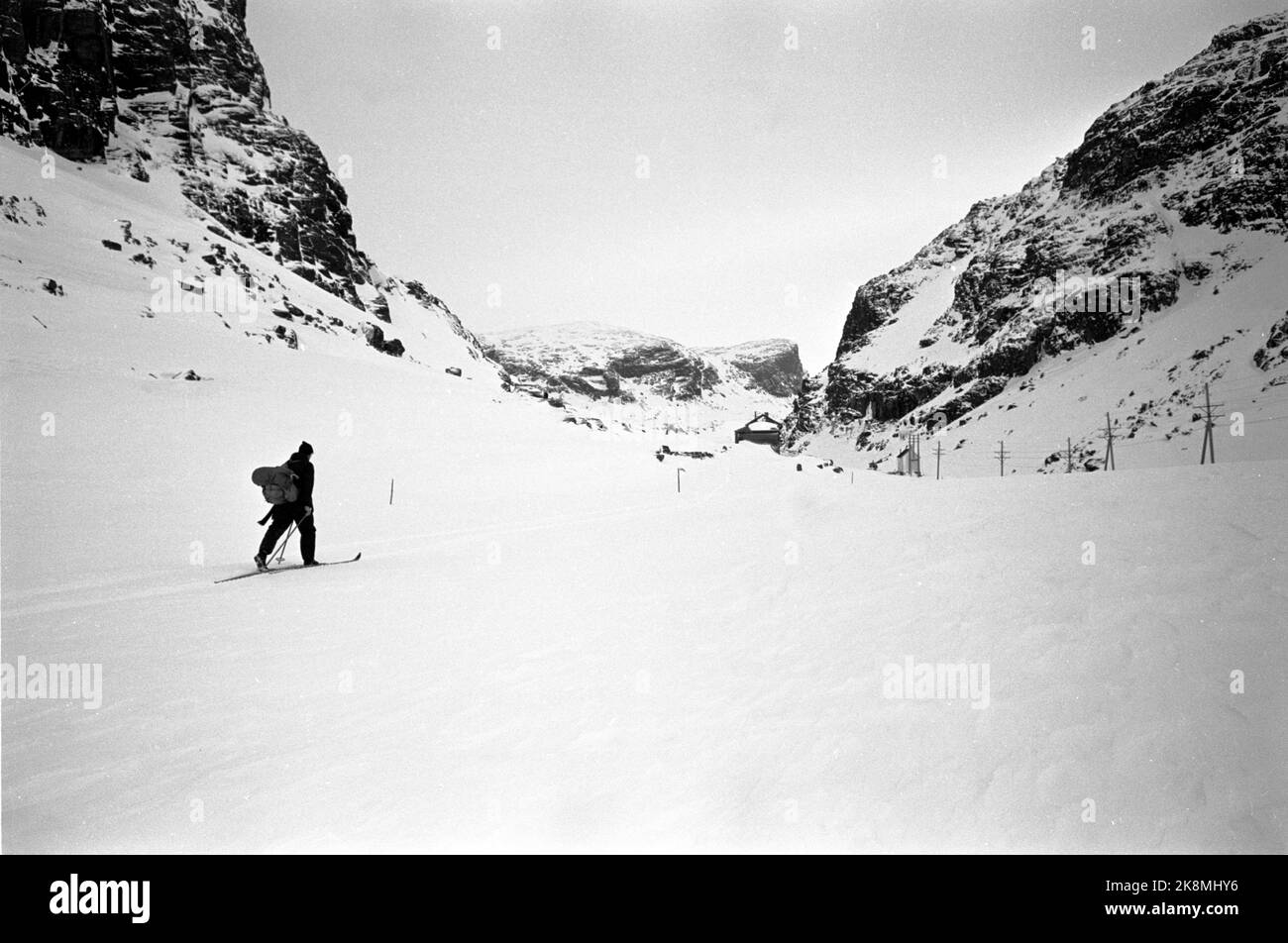 Haukeli 06.03.1965: Strada invernale attraverso la montagna. I lavoratori che costruiscono la strada di un anno su Haukeli vivono in una città caserma che è sepolta sotto la neve, e il loro posto di lavoro è lontano nella montagna nera. In tre anni, la seconda strada della Norvegia, che va da est a ovest, è pronta per essere utilizzata. Gli attuali dipendenti hanno visitato la banda del tunnel nelle corsie centrali. Piste da sci sulla strada per il cantiere. Foto: Sverre A. Børretzen / corrente / NTB Foto Stock