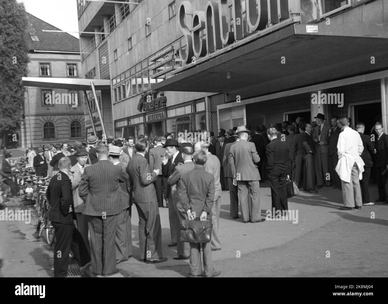 Oslo. 19470910. Il tram si ferma. L'operazione colpisce. E poi è stato solo per prendere le gambe. Tra. 8 e 9, la corrente fino al centro era vicino come monopolio del vino durante la guerra, per citare Dagbladet. Qui cercate informazioni nel luogo della comunità di lavoro di fronte al cinema People's House and Center. Foto: Leif Høel / NTB Foto Stock