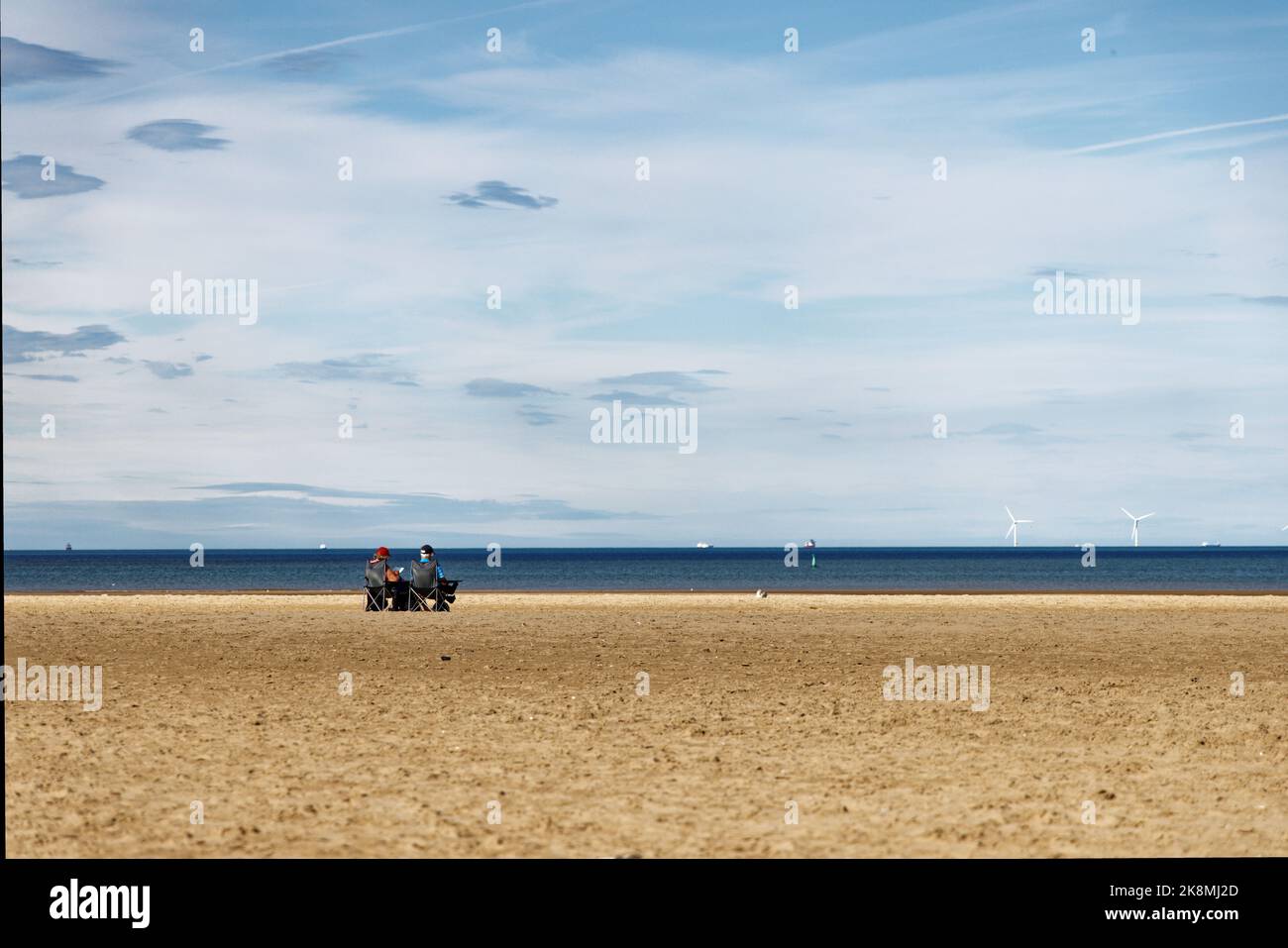 Coppia godendo lo spazio aperto di Barky Beach, Prestatyn, N. Wales, Regno Unito Foto Stock