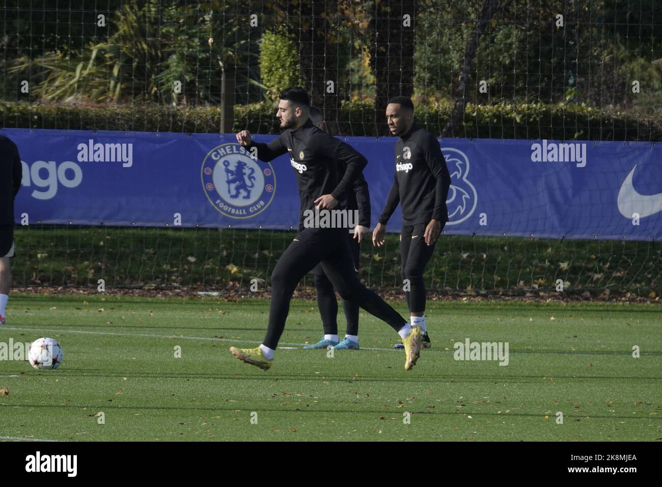 Cobham, Surrey, Regno Unito. 24th Ott 2022. I giocatori del Chelsea Football Club si allenano al campo dell'Accademia di Cobham di clubsÕ, per la loro partita della Champions League contro il FC Salzburg domani in Austria qui: Armando broja e Pierre-Emerick Aubameyang Credit: Motofoto/Alamy Live News Foto Stock