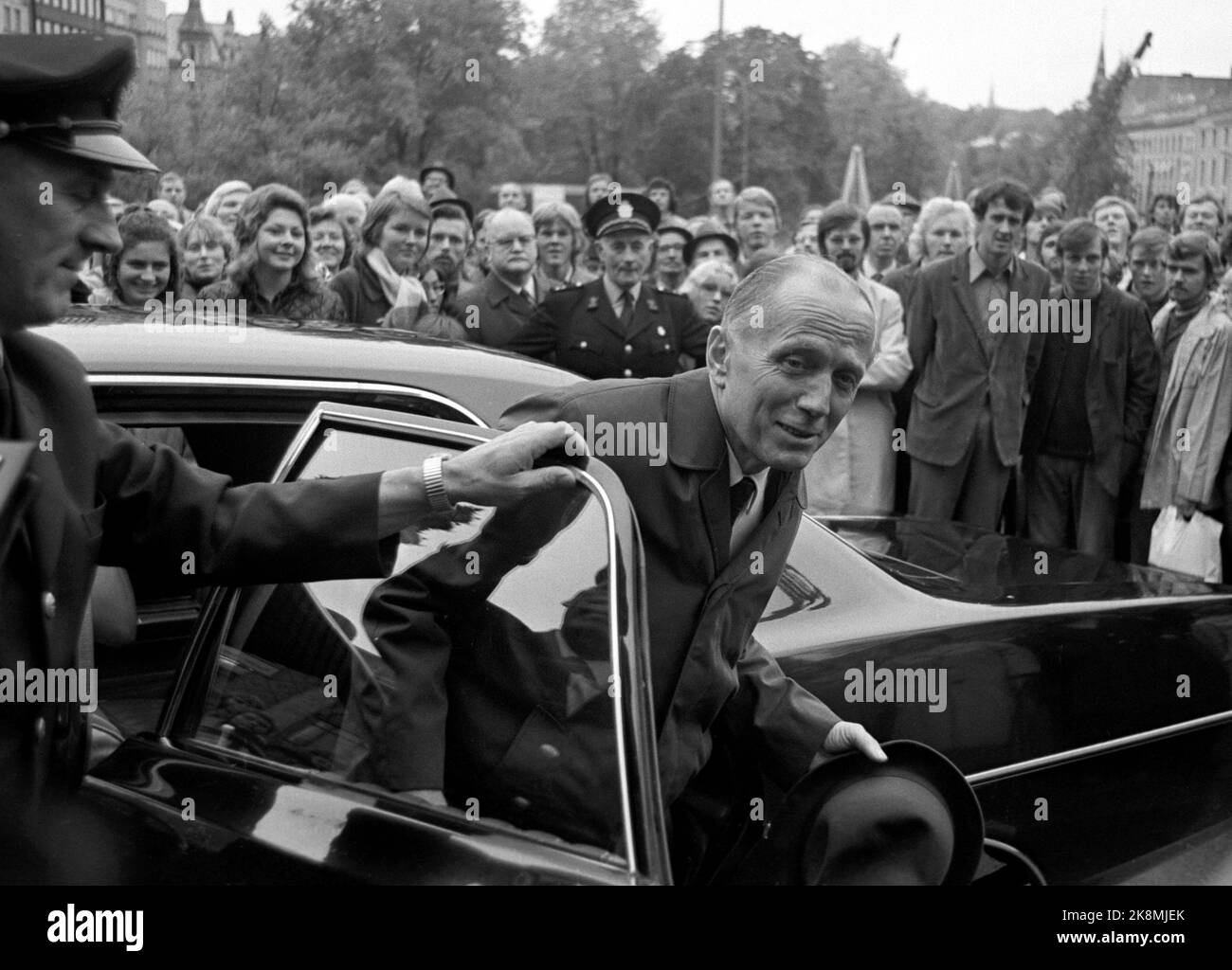 Oslo 197210. Lars Korvald, Partito popolare Cristiano, è stato incaricato di formare un nuovo governo, un governo di coalizione tra il Partito popolare Cristiano, il Partito Centrale e la sinistra. Qui arriva allo Storting in auto. Foto Sverre A. Børretzen / corrente / NTB Foto Stock