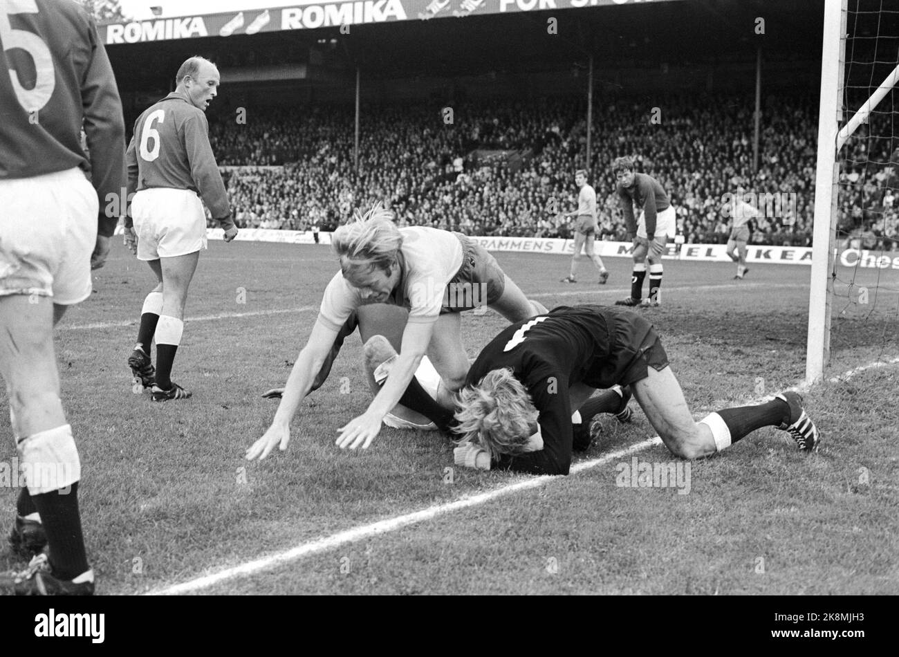 OSLO 19700919 EN VETERANO OG EN DEBUTANTE. Norge - Sverige (2-4) i fotballandskamp på Ullevaal Stadion. I 45 minutter var drøye 12 000 publikummere og elleve fotballspillere klar over at det kunne bære mot seier på Ullevaal. I andre omgang kom regnet - og svenskene. DET så nærmest ut som om om nordmennene hadde glemt at det er to omganger i en fotballkamp. Il custode Geir Karlsen spillede sin første ordinære landskamp. Karakteren blir tilfredstillende. En spennende situasjon. Finn Thorsen med ballen foran norsk mål ropte om hjelp. Kom og ta ballen. Geir Karlsen Gjorde det. FOTO: Aage Storløkken, Sverr Foto Stock