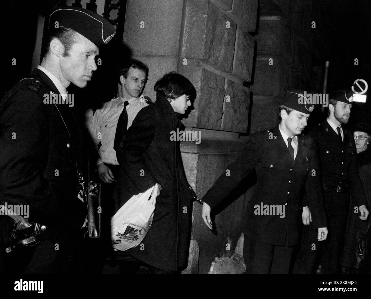 Oslo 19 gennaio 1982. Uccisioni di Hadelands. Qui l'accusato John Charles Hoff è portato fuori dalla corte. Foto: Paul Owesen / NTB / NTB Foto Stock