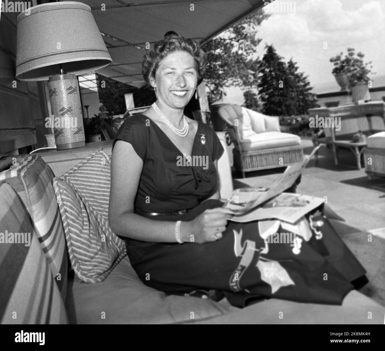 Skaugum 19560707. Principessa Astrid la prima signora del paese a Skaugum. La principessa ha assunto buona parte dei compiti ufficiali di rappresentanza della casa reale dopo la morte della madre Principessa Corona Märtha. I suoi grandi hobby sono il giardinaggio e il lavoro di ceramica. Qui vediamo la principessa Astrid seduta sulla terrazza di Skaugum. Foto: Sverre A. Børretsen / Aage Storløkken / corrente / NTB Foto Stock