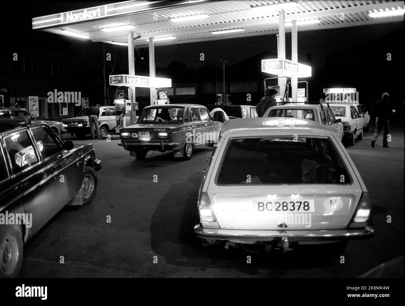 19820421 Strike per il trasporto. Lunghe code alle stazioni di servizio di Oslo nelle ore mattutine, ma non molto tempo prima che anche questa stazione finiva per esaurire la benzina. Foto Erik Thorberg / NTB F Foto Stock