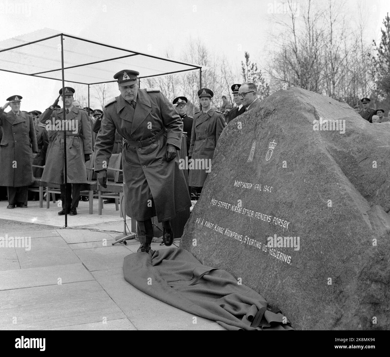 Midskogen a Elverum 19600409 il 20th° anniversario dello scoppio della guerra è segnato nel Midtskogen da re Olav svelare la pietra commemorativa per l'incontro a Midtskogen il 9 aprile 1940. La pietra è una pietra naturale di 12 tonnellate con la seguente iscrizione: 'Midtskogen il 9 aprile 1940. Qui, le forze norvegesi hanno fermato il tentativo del nemico di catturare re, principe ereditario, Storting e governo. ' Foto: NTB / NTB Foto Stock