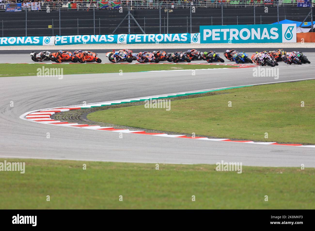 SEPANG, Malesia. , . INIZIO della gara Moto GP in Malesia 2022, in testa alla DUCATI #89, MARTIN Jorge, SPA, Pramac Racing, davanti alla DUCATI #63, BAGNAIA Francesco, ITA, Ducati Lenovo Team, #23 DUCATI, BASTIANINI Enea, ITA, Gresini Racing MotoGP e #93, Marc MARQUEZ, HONDA, MOTO GP classe, durante il DORNA & FIM Moto GP Championship 2022 Round 19. Circuito di Sepang, Gran Premio della Moto Malese domenica 23. Ottobre 2022. Foto e copyright © Nikolaz GODET/ATP images (GODET Nikolaz/ATP/SPP) Credit: SPP Sport Press Photo. /Alamy Live News Foto Stock