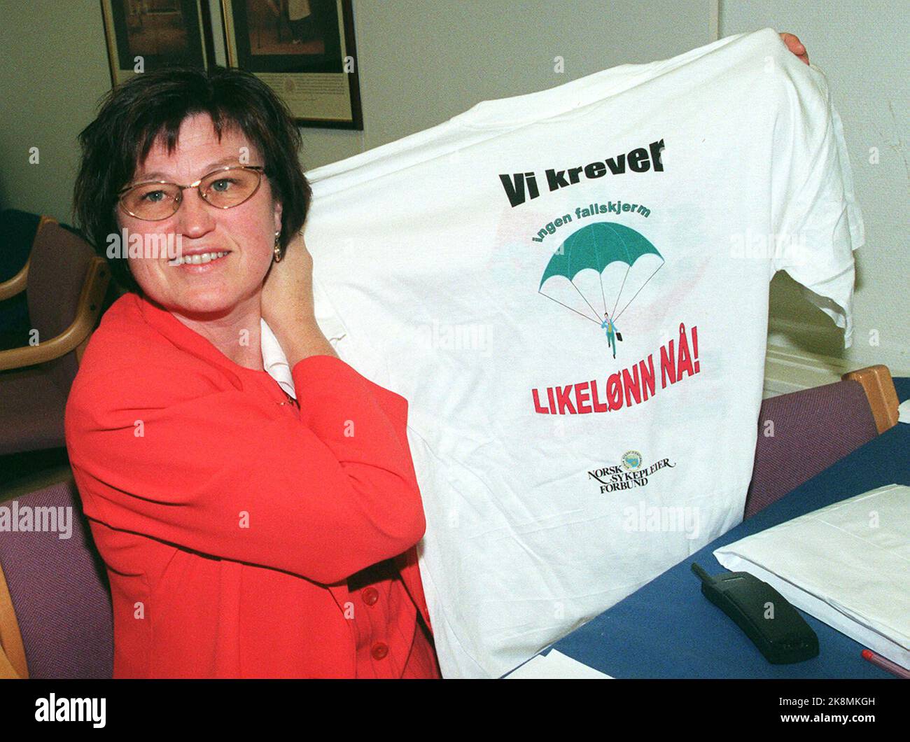 Oslo. Il capo dell'Associazione infermieristica Laila Dåvøy e le sue truppe sono pronti per scioperi in caso di interruzione dei negoziati del mediatore nazionale. Qui con il maglione di sciopero viaggiato con la chiamata 'non abbiamo bisogno di un paracadute - pari paga ora!' (Foto: Morten Holm, NTB Plus) Foto Stock