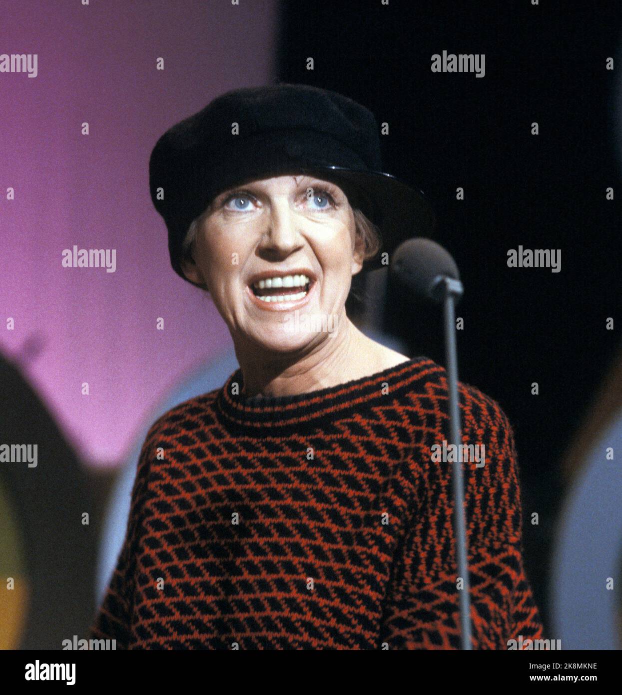 Oslo 19800210 Premio Spellemann per il 1979. Il disco di quest'anno per la musica da palco è andato al Norwegian Theater per il piatto LP 'finchè la nave può andare', un cabaret sulla musica di Evert Tokube in Hartvik Kirans Repicting. Sølvi Wang sul palco. Foto Paul Owesen / NTB / NTB Foto Stock