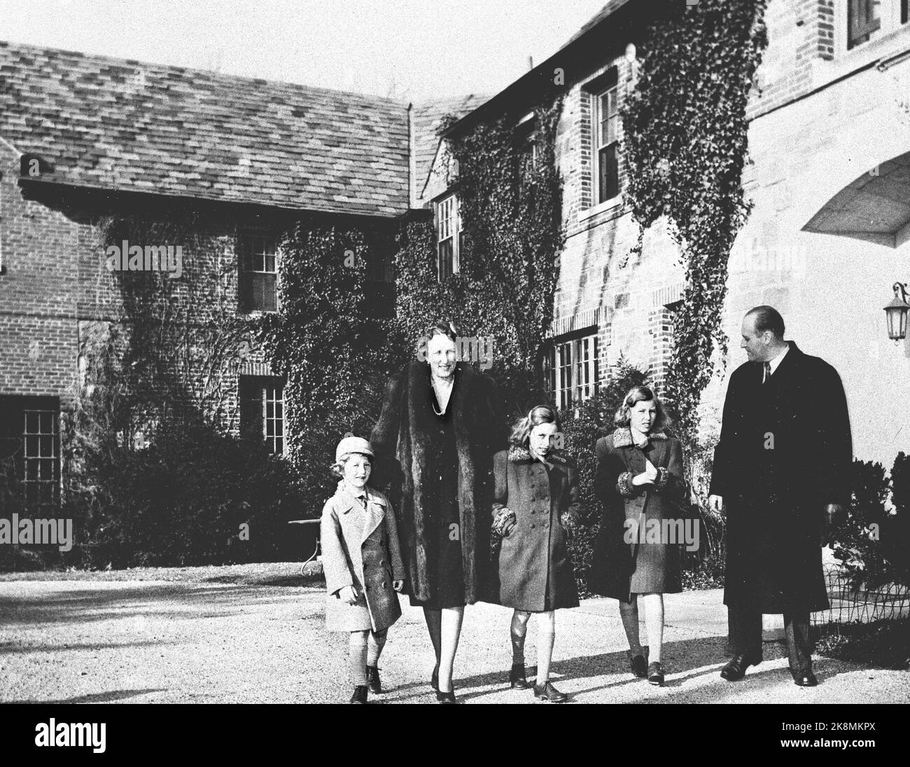 Maryland, USA 1942. Crown Princess Märtha e i bambini in esilio negli Stati Uniti durante la guerra. La Principessa della Corona Märtha e il Principe della Corona Olav con il Principe Harald, la Principessa Astrid e la Principessa Ragnhild fuori dalla casa a Pook's Hill nel Maryland. WW2 - la famiglia del principe ereditario norvegese in esilio negli Stati Uniti durante la guerra. Foto Stock