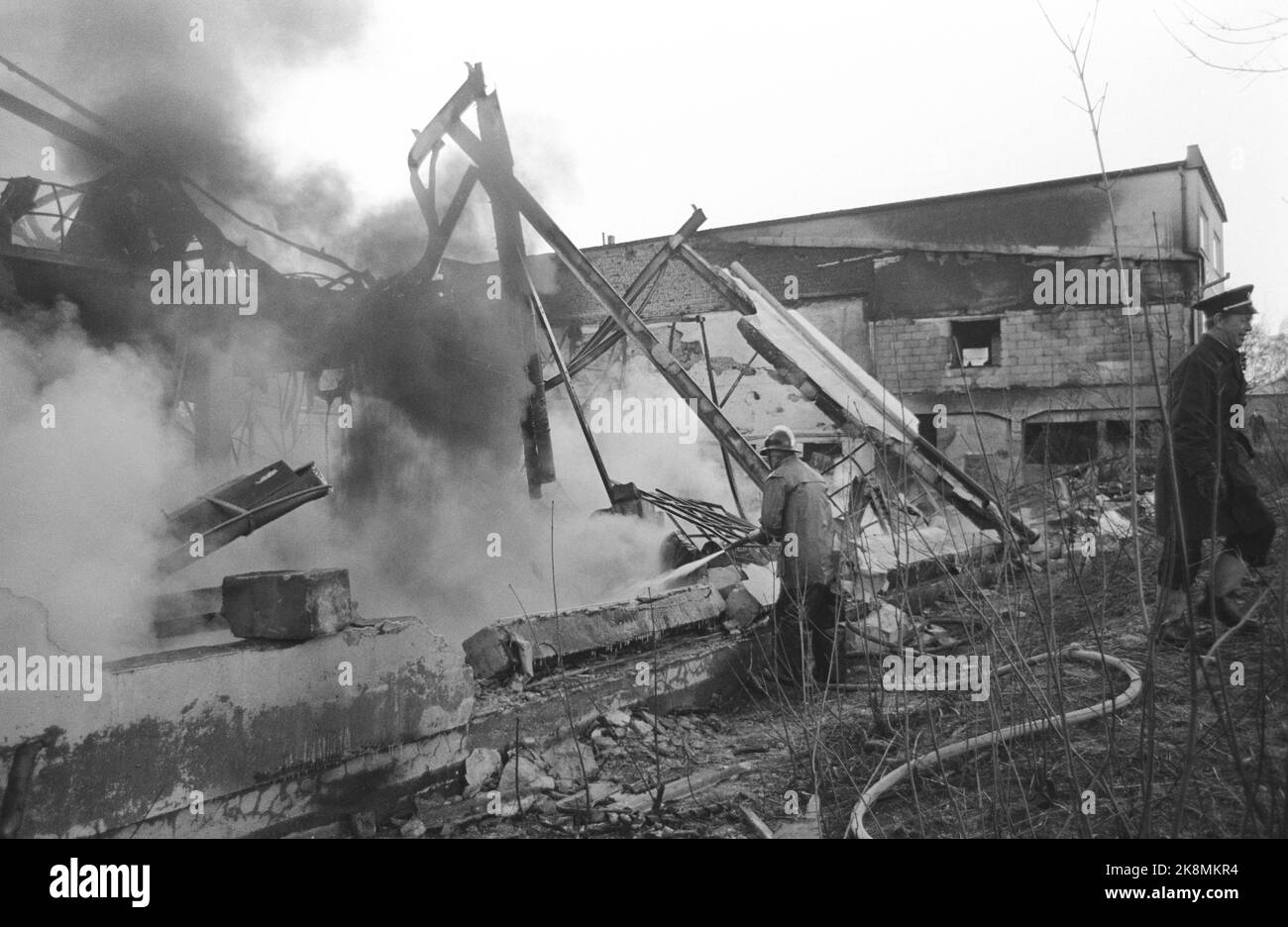 Fredrikstad 8 gennaio 1975. La fabbrica di plastica del Banco A/S a Onsøy fuori Fredrikstad è stata devastata da fuoco tardo martedì sera. L'edificio, che era un insieme di produzione e magazzino, bruciato al suolo. Le ferite sono giunse a molti milioni di corone. Foto: NTB / NTB Foto Stock