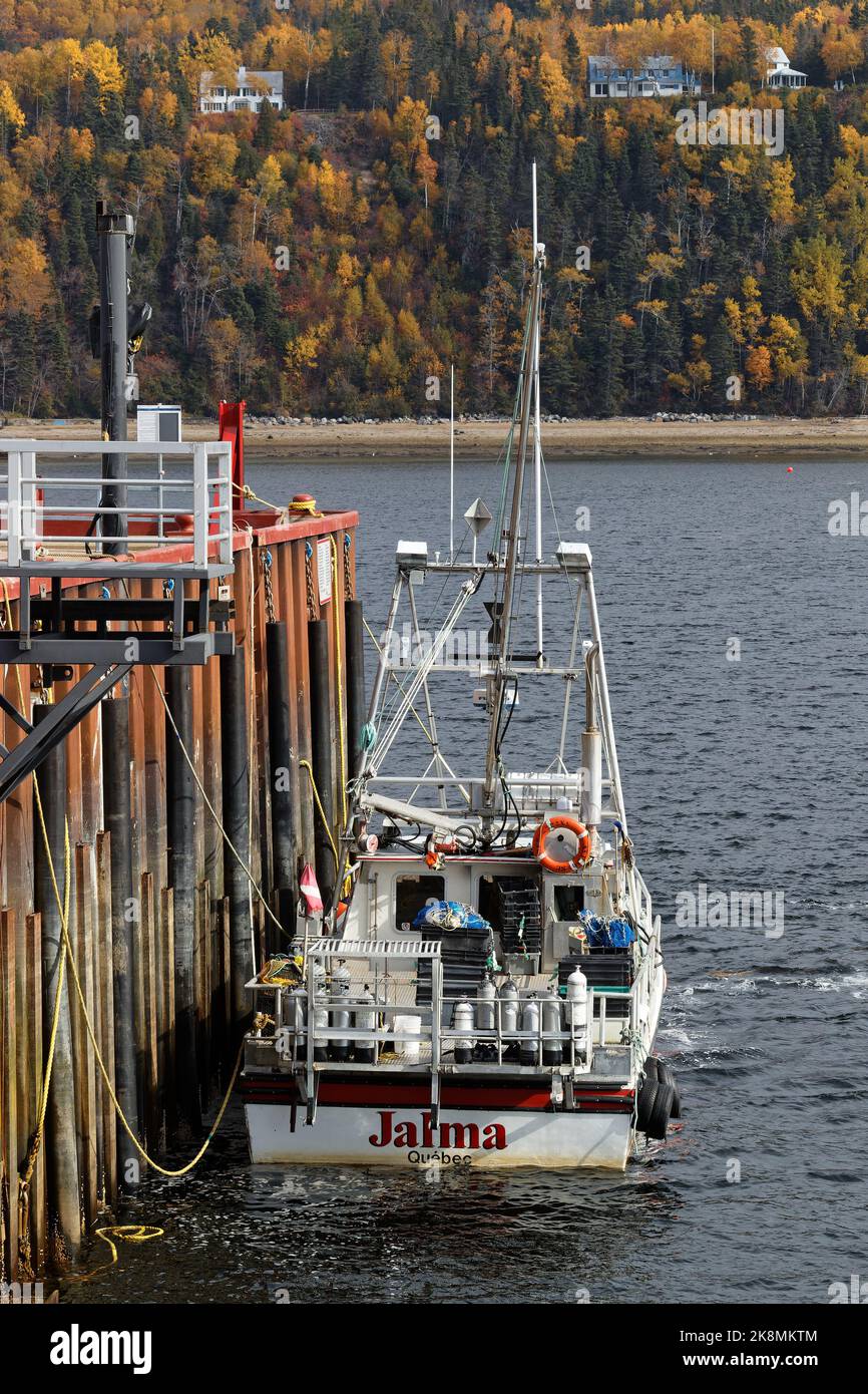 TADOUSSAC, CANADA, 13 ottobre 2022 : il porto di Tadoussac. Tadoussac è conosciuta come una destinazione turistica a causa della bellezza aspro della Saguena Foto Stock