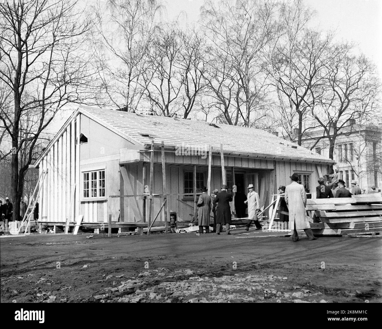 Oslo 18 maggio 1946 le case pronte che soggiorneremo. Prenota una casa pronta al mattino, spostati la sera. La ricostruzione degli alloggi dopo la seconda guerra mondiale La Norvegia ha 25 fabbriche di case in legno che speriamo consegneranno 1600-1800 case pronte nel corso del 1946. Accelera il ripristino. Le immagini provengono DA COME Stangehus. Una casa di A/S Stangehus è allestita per alcune ore nello studente lundy di Oslo. E poi la casa è quasi fatta. Foto; th. Scotaam / corrente / NTB Foto Stock