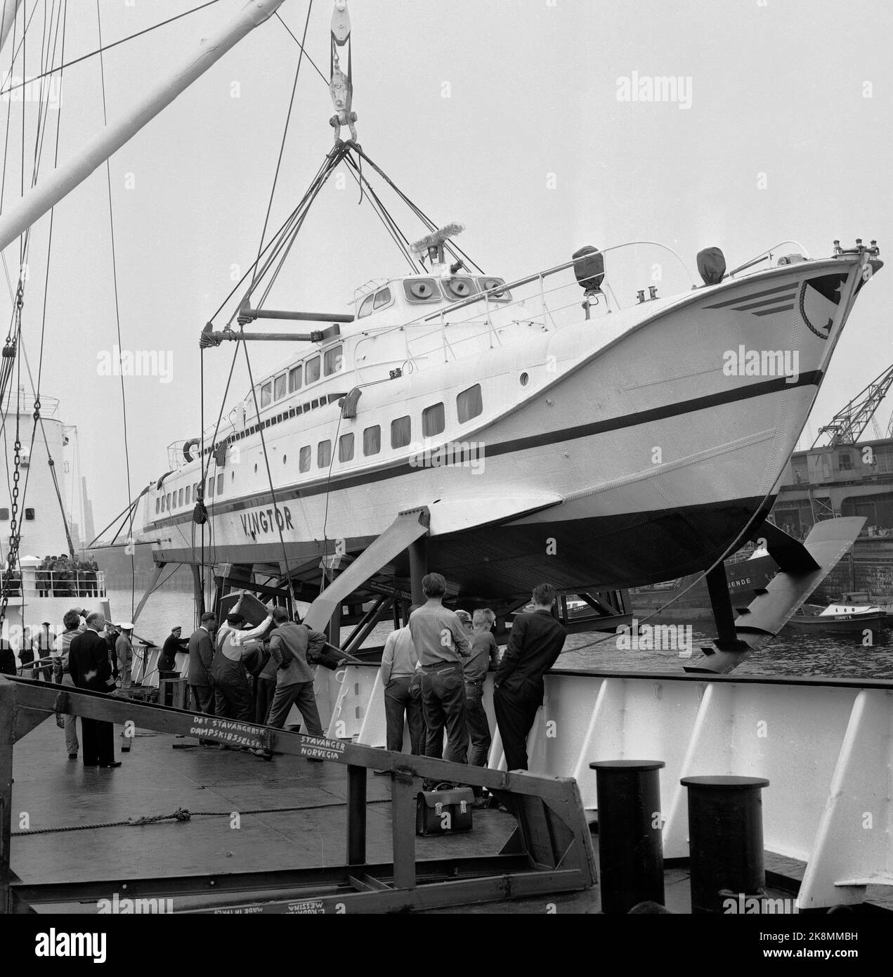 Amburgo, Germania Giugno 1960 l'aliscafo Vingtor viene scaricato da 'Tricolore' per viaggiare l'ultimo viaggio in Norvegia con la propria chiglia. La barca sarà messa nel traffico passeggeri tra Bergen e Stavanger il 15 giugno. Vingtor è la prima imbarcazione idrofila ad essere messa in circolazione in Norvegia. Foto: NTB / NTB Foto Stock