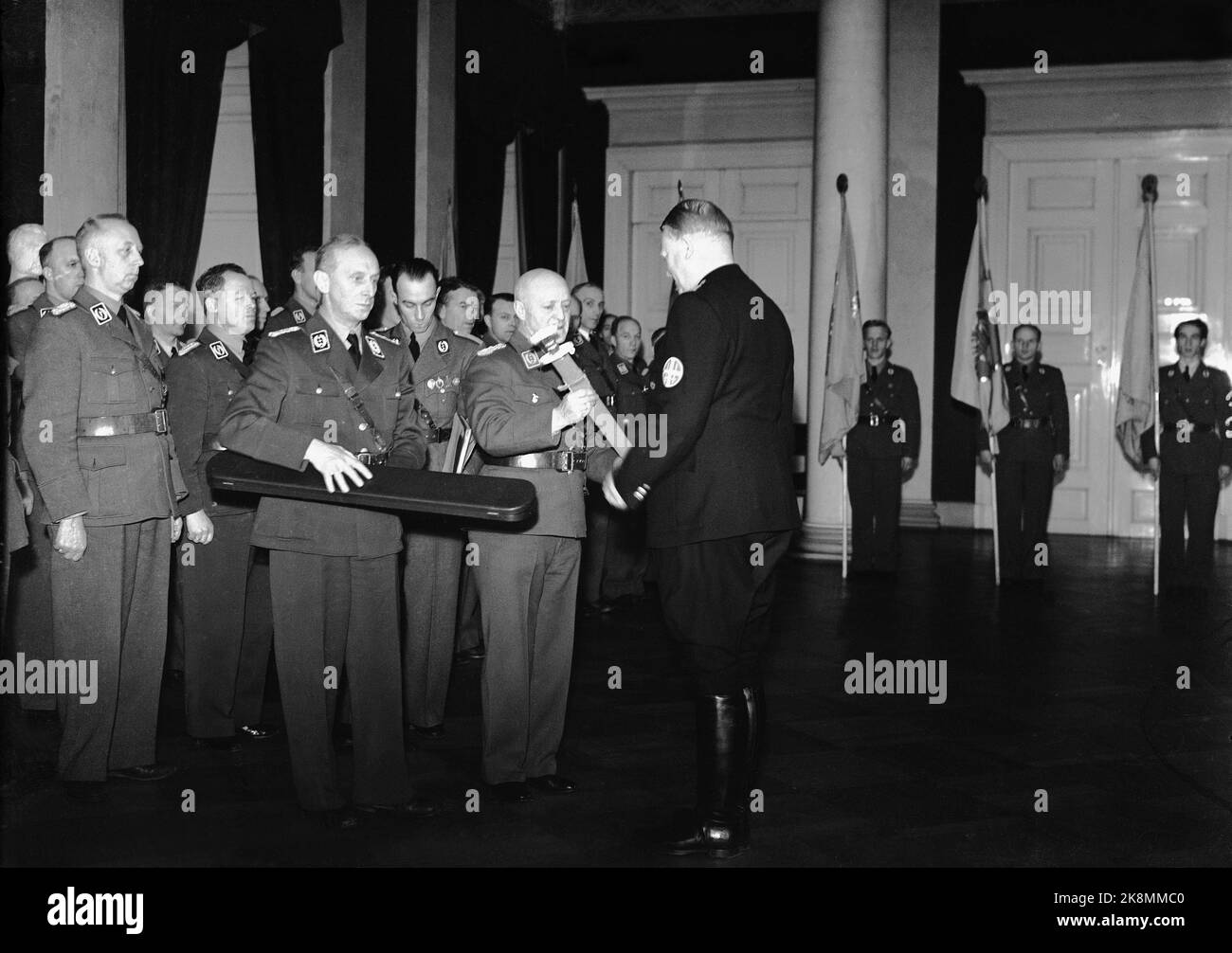 Oslo 19420201 il Presidente Nazionale Socialista e Ministro Vidkun Quisling (TH) riceve una copia dello Snapemosverdet presso il Castello. L'originale Snartemosverdet è stato trovato nella fattoria Snartemo a Vest-Agder nel 1933. La spada è stata dal periodo di migrazione (circa 500 d.C.) ed è stato trovato nell'autunno del 1933. La copia è stata presentata a Quisling in occasione del primo anniversario dell'anno di Stato. Foto: NTB / NTB Foto Stock
