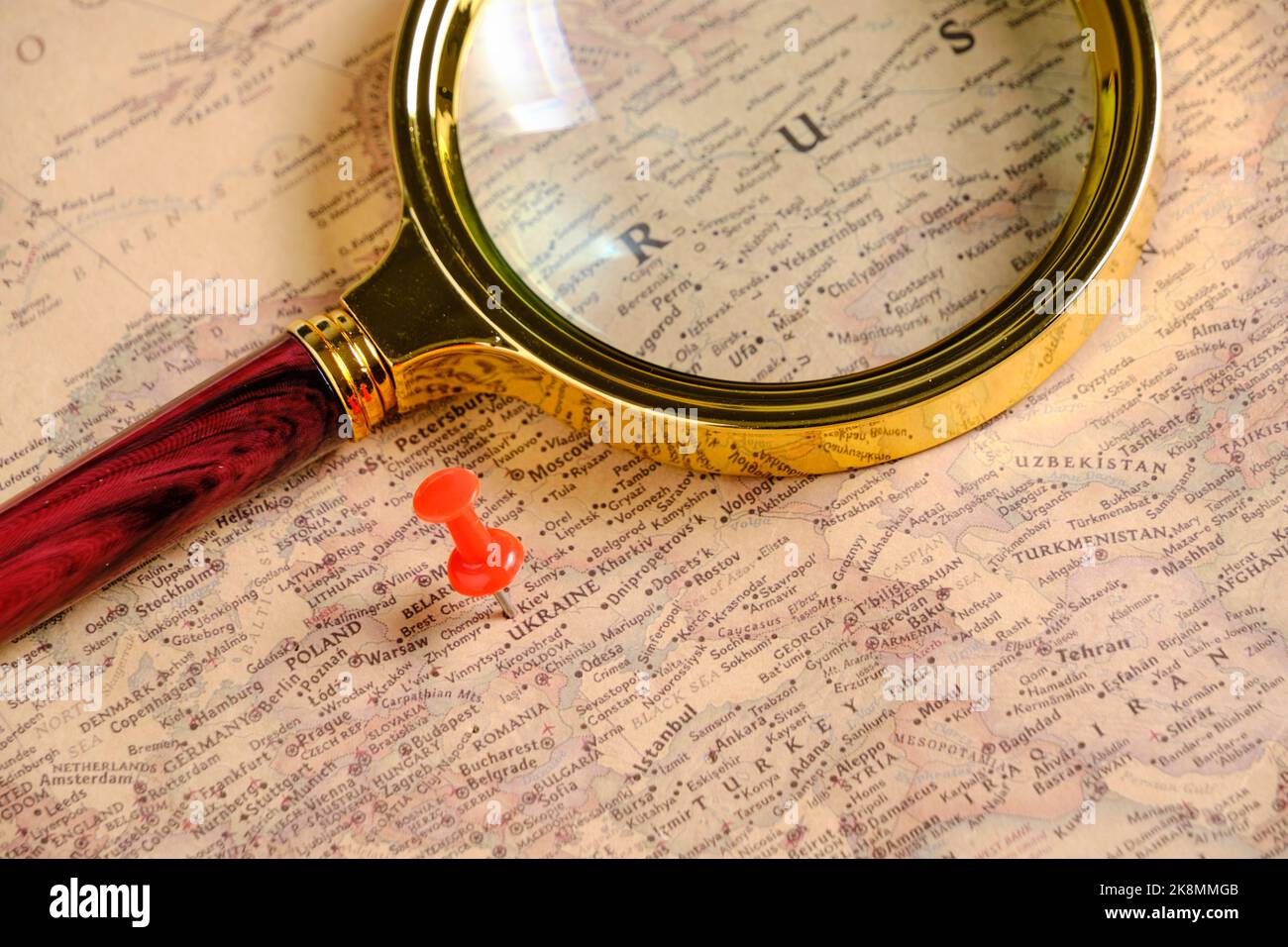 Lente di ingrandimento e pulsante rosso sulla mappa che indica il territorio Ucraina Foto Stock