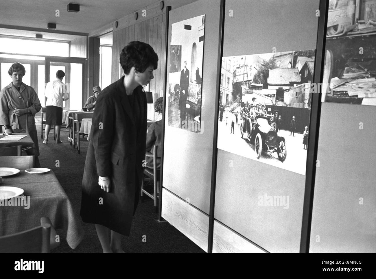 Oslo 19630921 il nuovo Museo Munch di Oslo. La gente affolla al museo da tutti i lati. Ecco la mostra di apertura, quella che è stata organizzata per la solenne inaugurazione all'inizio dell'estate. Una presentazione completa e cronologica di Edvard Munch. Il ristorante vanta un menu originale e pareti decorate con fotografie culturali-storiche. Foto: Aage Storløkken / corrente / NTB Foto Stock