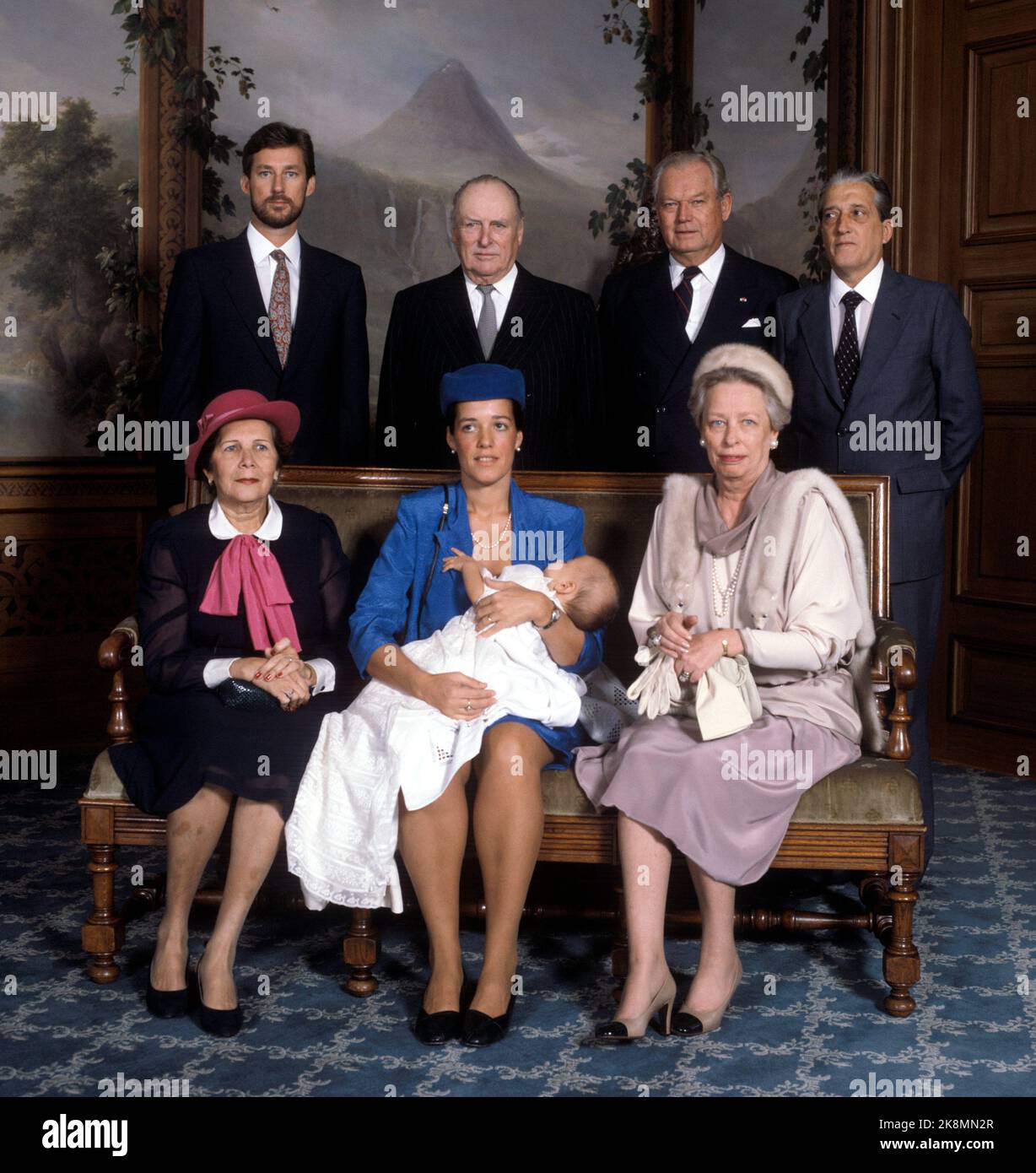 Oslo 1986-01-05: Battesimo di Olav Alexander Lorentzen nella cappella del castello il 5 gennaio 1986. Olav Alexander è il primo bisnipote del re Olav. Foto: Foto di famiglia nelle opere d'uccello del castello dopo il battesimo. Il bambino battesimale è tenuto da sua madre, Martha Lorentzen. Al loro fianco nonna, Maria Bernadete de Freitas e nonna Principessa Ragnhild. Indietro si trova da v. il padre, Haakon Lorentzen, S.M. re Olav, nonno Erling Lorentzen e suo nonno, Jose Maria de Freitas. Foto: Bjørn Sigurdsøn Foto Stock