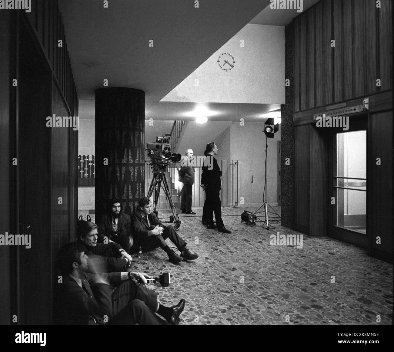 Oslo 6 marzo 1971. Per Borten in crisi. Ha permesso a due oppositori della CEE, Arne Haugestad nel movimento popolare contro la CEE e John Lager, responsabile dell'informazione, di vedere un documento riservato in un viaggio verso il Consiglio nordico di Copenaghen. "L'azione di per Borten è molto seria e può avere conseguenze punibili. Sicuramente la divulgazione è che il più grande scandalo politico in Norvegia degli ultimi decenni. E al 16th° piano dell'edificio governativo, le cose sono andate duramente tra i partner della coalizione." Qui la stampa attende per Borten e un commento, non hanno ottenuto. Foto; corrente / NTB Foto Stock