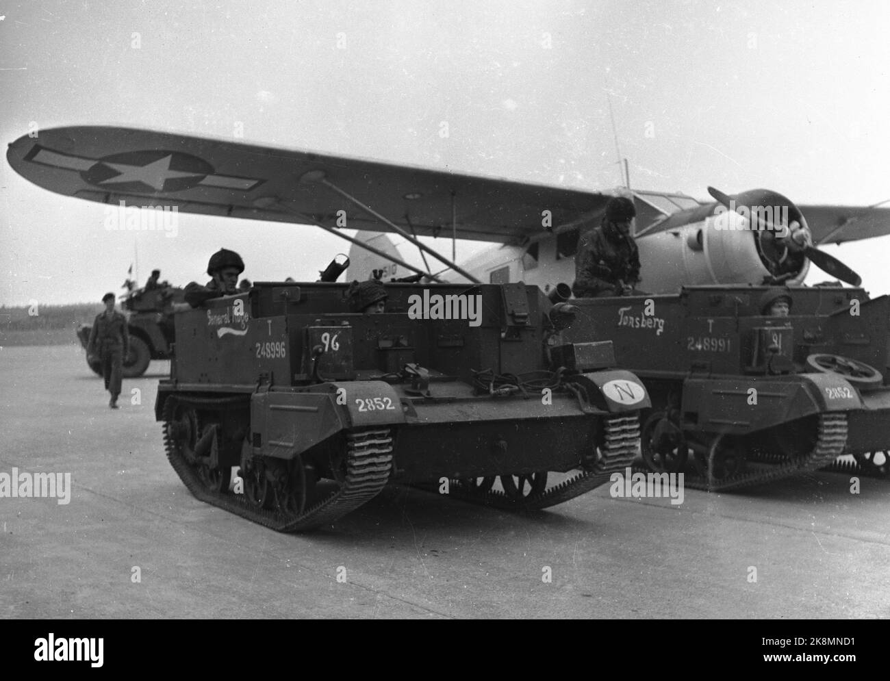 Oslo 19450525 un aereo americano dietro veicoli militari norvegesi, le automobili blindate. Foto: Langemyr / NTB *** Foto non elaborata ***** Foto Stock