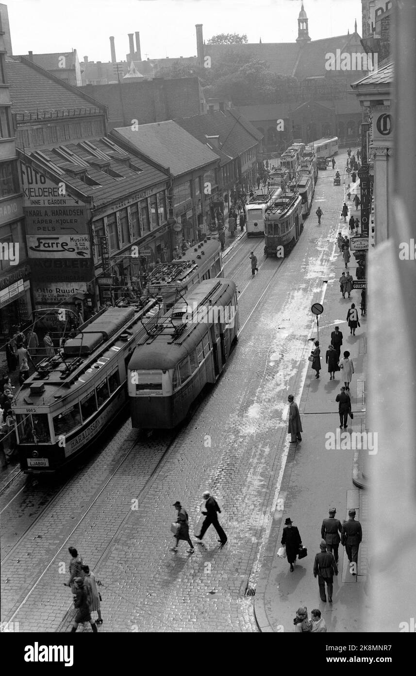 Oslo 19420618 vita quotidiana durante la seconda guerra mondiale Panoramica  immagine da Storgaten a Oslo con molti tram in fila, possibilmente un  arresto del tram. L'elenco delle chiese e la cattedrale sono