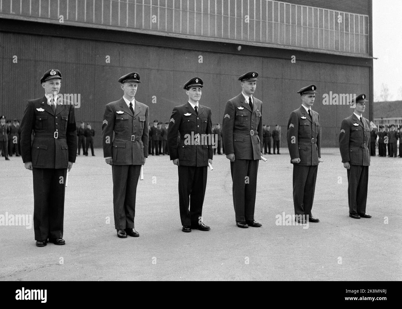 Oslo 19540410 i primi voli norvegesi in elicottero si sono laureati. Qui da V: Fenrik Håkon Harholded, Sergente Kjell Bakkeli, Sergente Sigurd Lambrechts, Sergente Yngve Branem e Sergente per J. Hoff. Foto: NTB / NTB Foto Stock