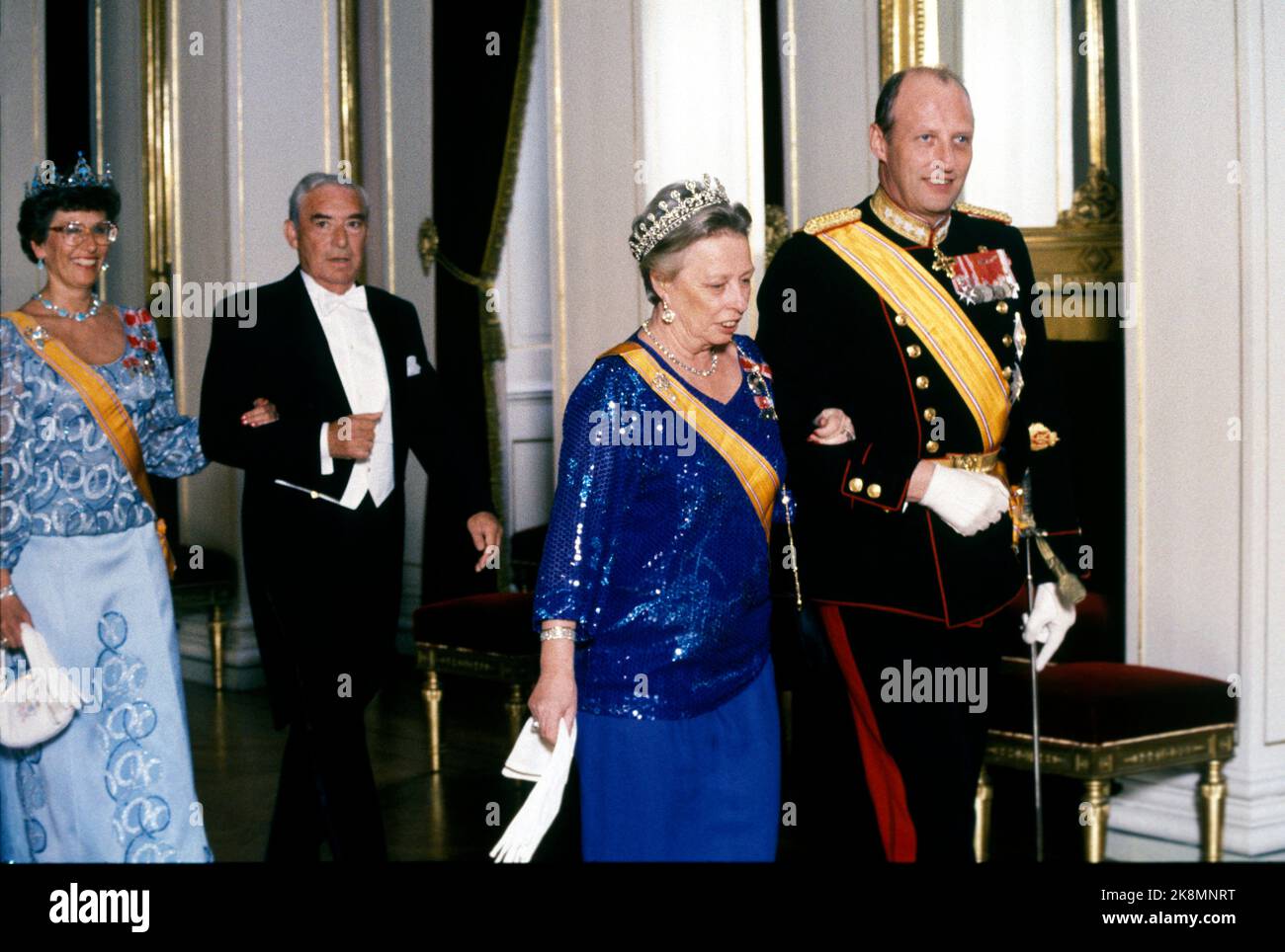 Oslo 19860513. La regina Beatrice e il principe Claus dei Paesi Bassi in visita ufficiale in Norvegia. La principessa Ragnhild e il principe ereditario Harald (davanti) insieme alla principessa Astrid e Jo Benkow (dietro) sulla strada per una cena di gala al castello. Foto: Knut Nedrås NTB / NTB Foto Stock