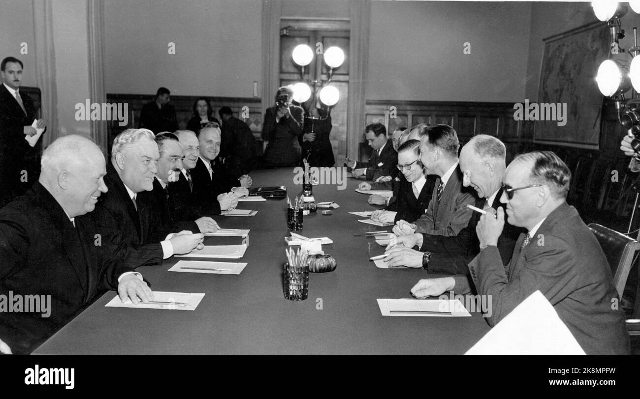 Mosca Russia 1955. Werna Gerhardsen ed Einar Gerhardsen a Mosca, a capo di una delegazione norvegese, per discutere le opportunità di un accordo commerciale esteso. Qui Gerhardsen (No 2 da H) e la delegazione in colloquio con (da v) Nikita Khrustshov, presidente del Consiglio dei ministri N.A. Bulganin e A.I. MIKojan. Foto: Archivio NTB / TASS / NTB Foto Stock