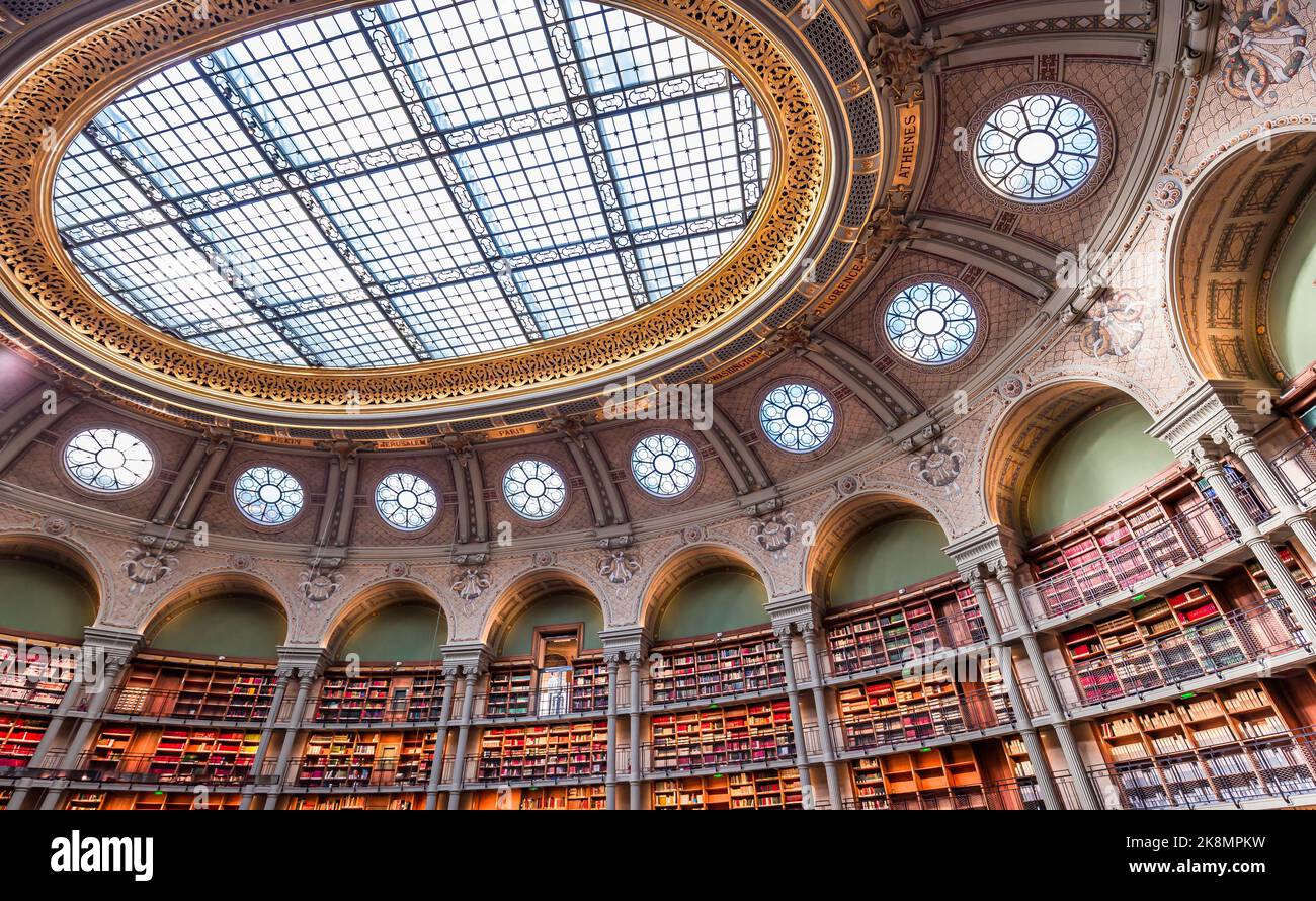 PARIGI, FRANCIA, 20 OTTOBRE 2022 : Sala di lettura ovale nella Biblioteca Nazionale, sito Richelieu, Parigi, francia, costruita dagli architetti Jean-Louis Pascal. E Alf Foto Stock