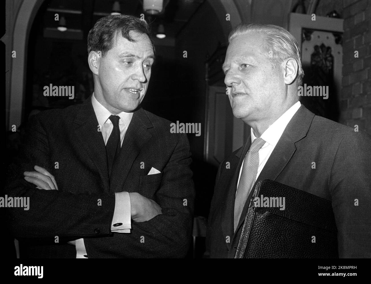Il ministro degli Esteri di Oslo del 19700107 John Lyng (Th) ha informato The Storting sulla cosiddetta custodia per barche da cannone, che si applicava alle barche da cannone a Israele. A causa di. La crisi in Medio Oriente ha fermato Charles de Gaulle tutte le consegne di armi a Israele, ma cinque cannoni sono stati acquistati attraverso una società registrata a Panama con un indirizzo di posta di un intermediario norvegese alla fine del 1969. John Lyng non riusciva a vedere che il caso della barca dei cannoni avesse effetti dannosi sulla Norvegia. Qui Lyng (th) in conversazione con Halfdan Hegtun dopo il rapporto in The Storting. .. Foto: NTB / NTB Foto Stock