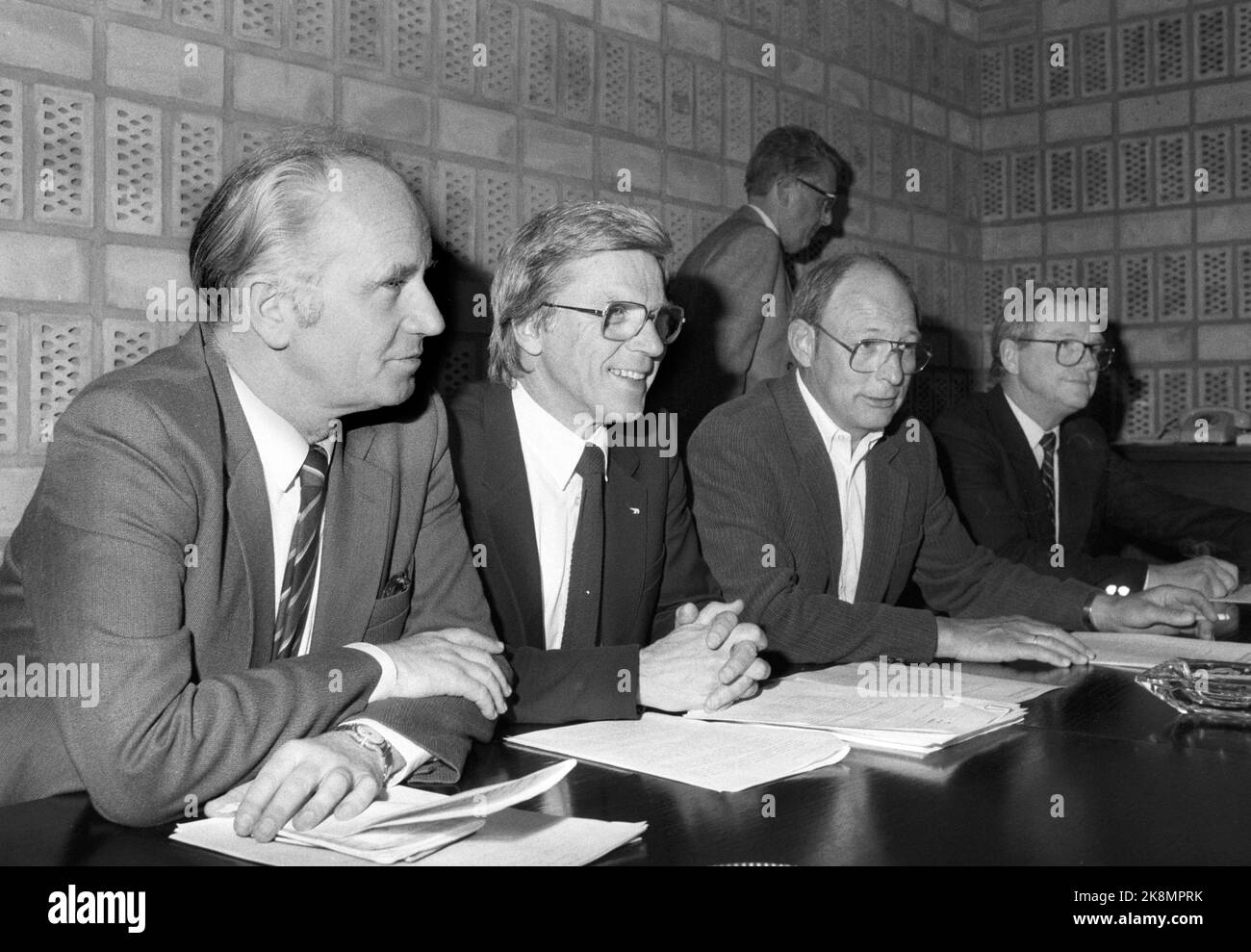 Oslo 19870622. Il Ministro degli esteri Thorvald Stoltenberg VUL ha HA HA TUTTE LE CARTE SUL TAVOLO in relazione con KV (Kongsberg Weapon Factory) Vendite di apparecchiature informatiche ai paesi del blocco orientale. A questo proposito, si è tenuta una conferenza stampa presso il Ministero degli Affari Esteri. Ad es. Il Ministro degli Esteri Thorvald Stoltenberg, il Ministro del Commercio Kurt Mosbakk, il Ministro dell'industria Finn T. Kristensen e il Procuratore del Governo Bjørn Haug. Foto: Henrik Laurvik NTB Foto Stock