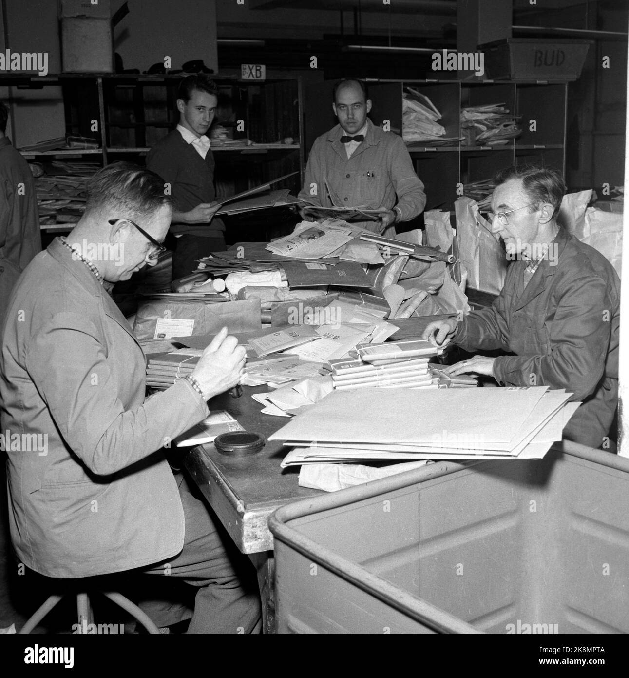 Oslo 19601218 verrà pubblicato il posto di Natale. L'ufficio postale principale poco prima di Natale. I dipendenti lavorano per la vita dura per ordinare il posto di Natale, in modo che arrivi al destinatario entro la vigilia di Natale. Nella figura (F.) Eyolf Malm, Johan Eidsvåg, John Olsen e Edgun Tangen smistamento posta. NTB Stock Photo Erik Thorberg / NTB Foto Stock