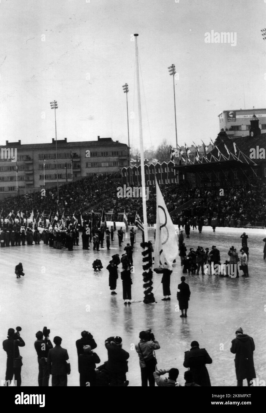 Giochi Olimpici 15 febbraio 1952. Oslo. Bislett Stadium. Olimpiadi invernali: L'apertura dei Giochi Olimpici del 6th. Cerimonia di apertura. Olimpiadi - la bandiera è issata. Foto: Corrente / NTB Foto Stock