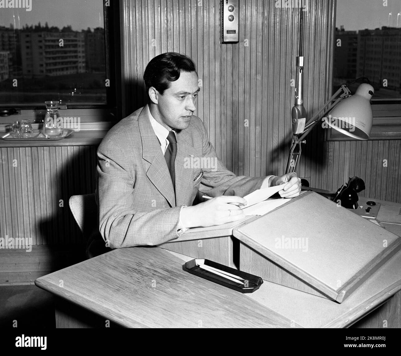 Oslo 19530701 radio reporter Halfdan Hegtun al microfono in studio. Foto: NTB / NTB Foto Stock