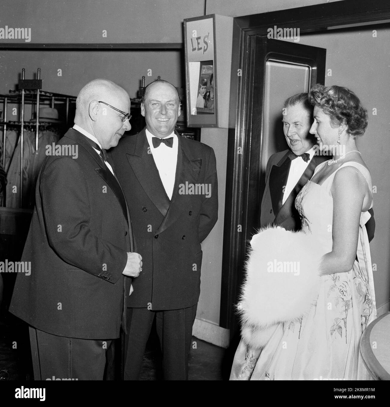 Oslo 19561004. Il principe ereditario Olav (n. 2.) E la principessa Astrid insieme al New Theater. Foto: NTB Foto Stock