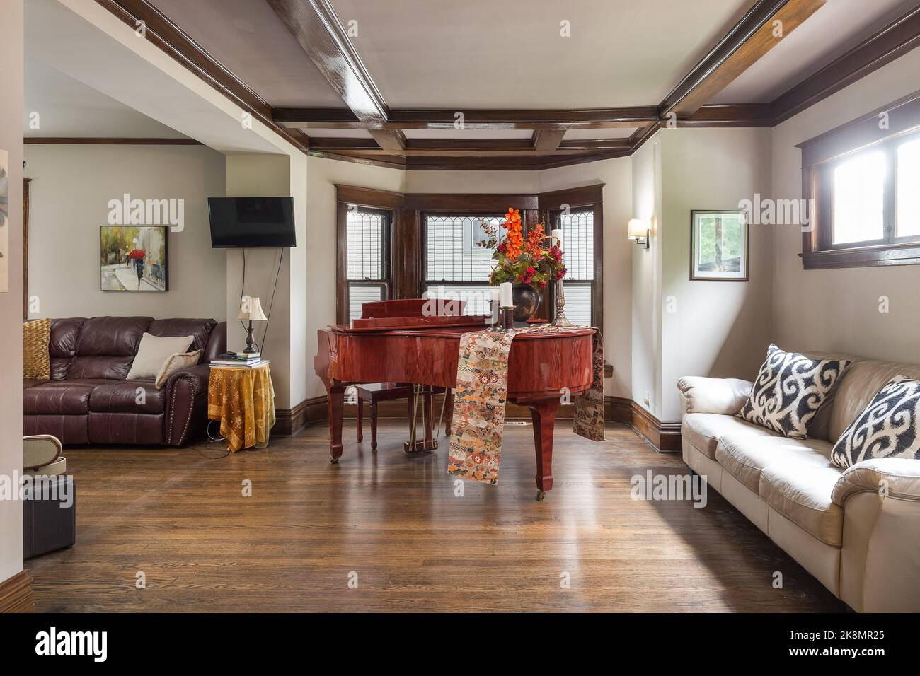 Ampio soggiorno color crema con divani in pelle e pianoforte nel mezzo  della sala Foto stock - Alamy