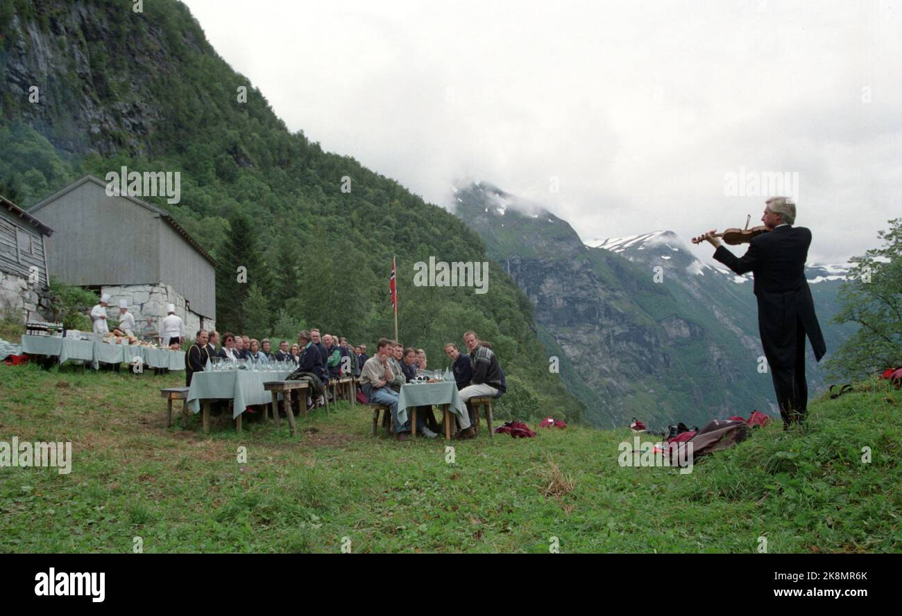 Norvegia Occidentale, 199308: Crociera Silver. Gita Westland. La coppia reale norvegese, la regina Sonja e il re Harald, organizzano crociere nella Norvegia occidentale in occasione del loro matrimonio d'argento. Foto: Skageflå del Geirangerfjord. La conseguenza reale va a riva dal Geirangerfjord. In secondo luogo, un'escursione più lunga seguita fino all'altopiano di Skageflå. Qui, il violinista Arve Tellefsen intrattiene il seguito reale durante il pranzo a Skageflå. Foto: Bjørn Sigurdsøn / NTB / NTB Foto Stock