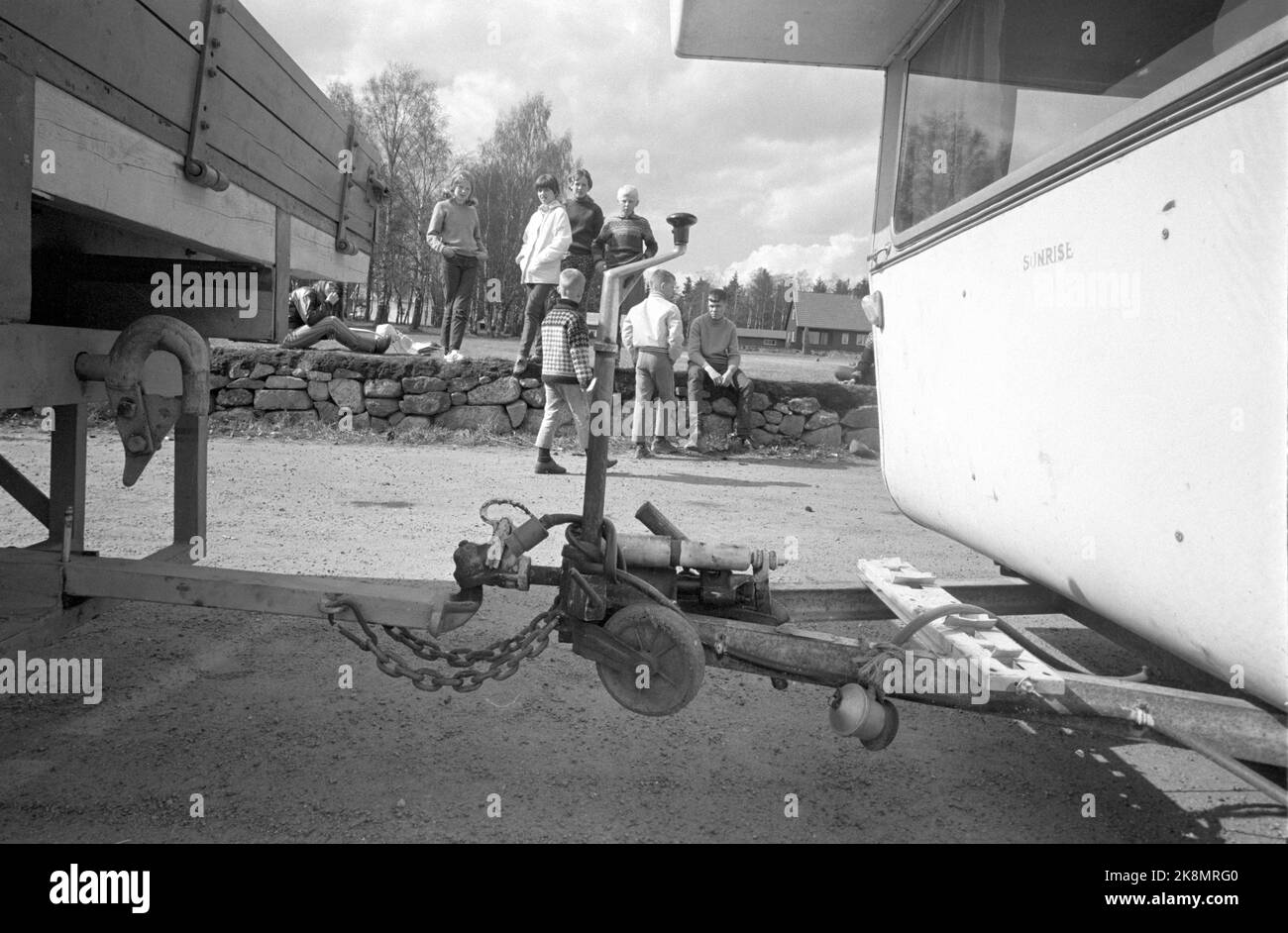 1969-05-12 'la polizia sta cercando nuove strade'. Makan a padroneggiare l'acceleratore non è mai stato registrato sulle strade di Vestfold. Ma poi anche il controllo su larga scala della polizia, chiamato Operation Sample County, è stato completamente in anticipo sia nella stampa locale e capitale. Lunedì 12 maggio a Vestfold non ci sono state giornate di traffico intenso, ma d'altra parte c'è stato un traffico intenso da parte di agenti di polizia, che controllavano le automobili e sono stati ammirati da ragazzi e ragazze seduti su recinzioni di pietra lungo le strade principali. Supporto per rimorchio. Foto: Aage Storløkken / corrente / NTB Foto Stock