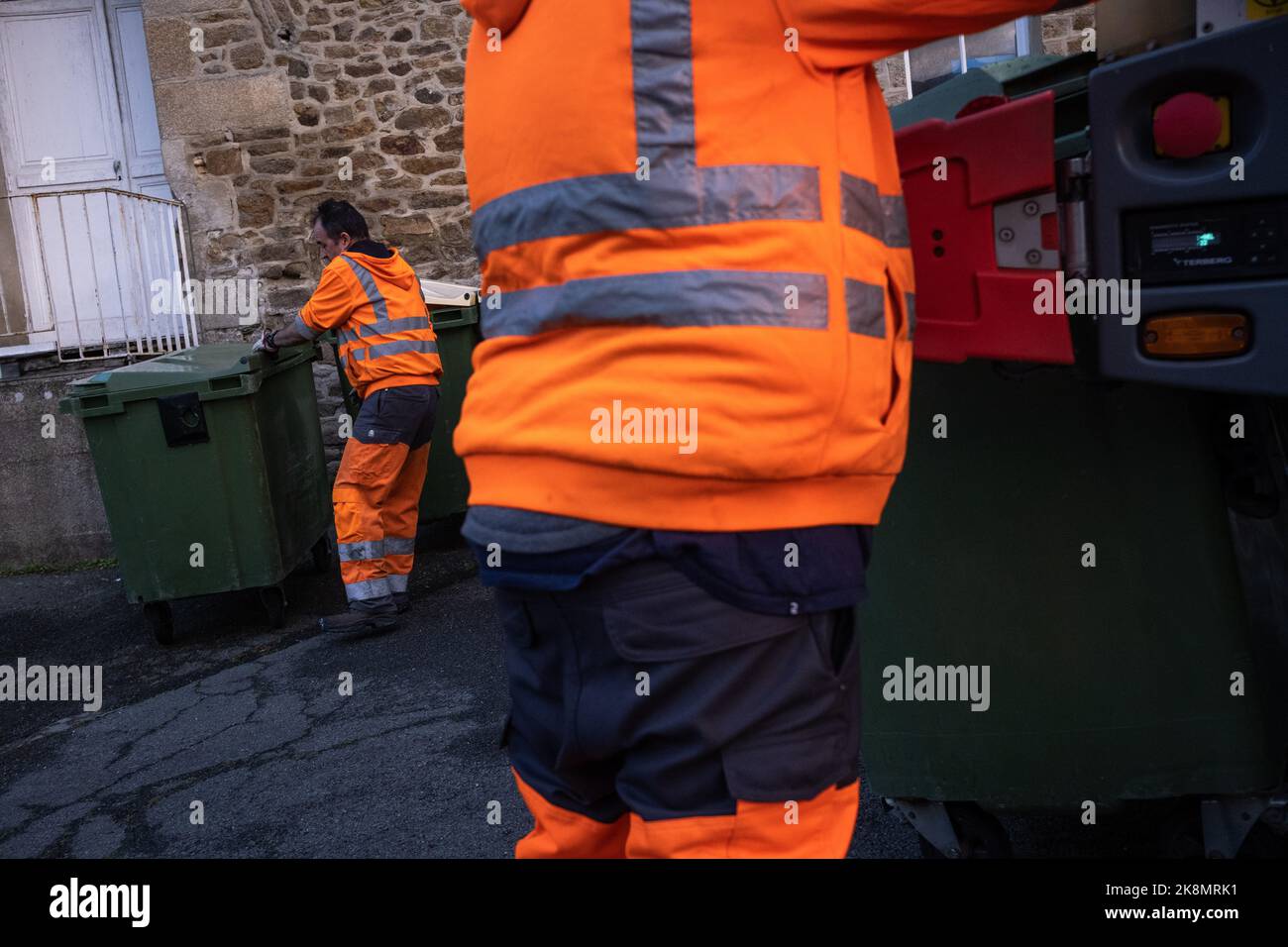 Francia, Bretagna, Dinan il 2022-06-07. Relazione sulla gestione e la raccolta di rifiuti, rifiuti e bidoni della spazzatura nell'agglomerato della città di Dina Foto Stock