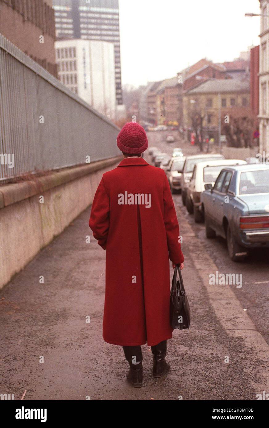 Oslo 19910311: Una donna anziana con il cappotto rosso si sposta nel centro di Oslo. Codice 23342. Foto: Terje Bendiksby Foto Stock