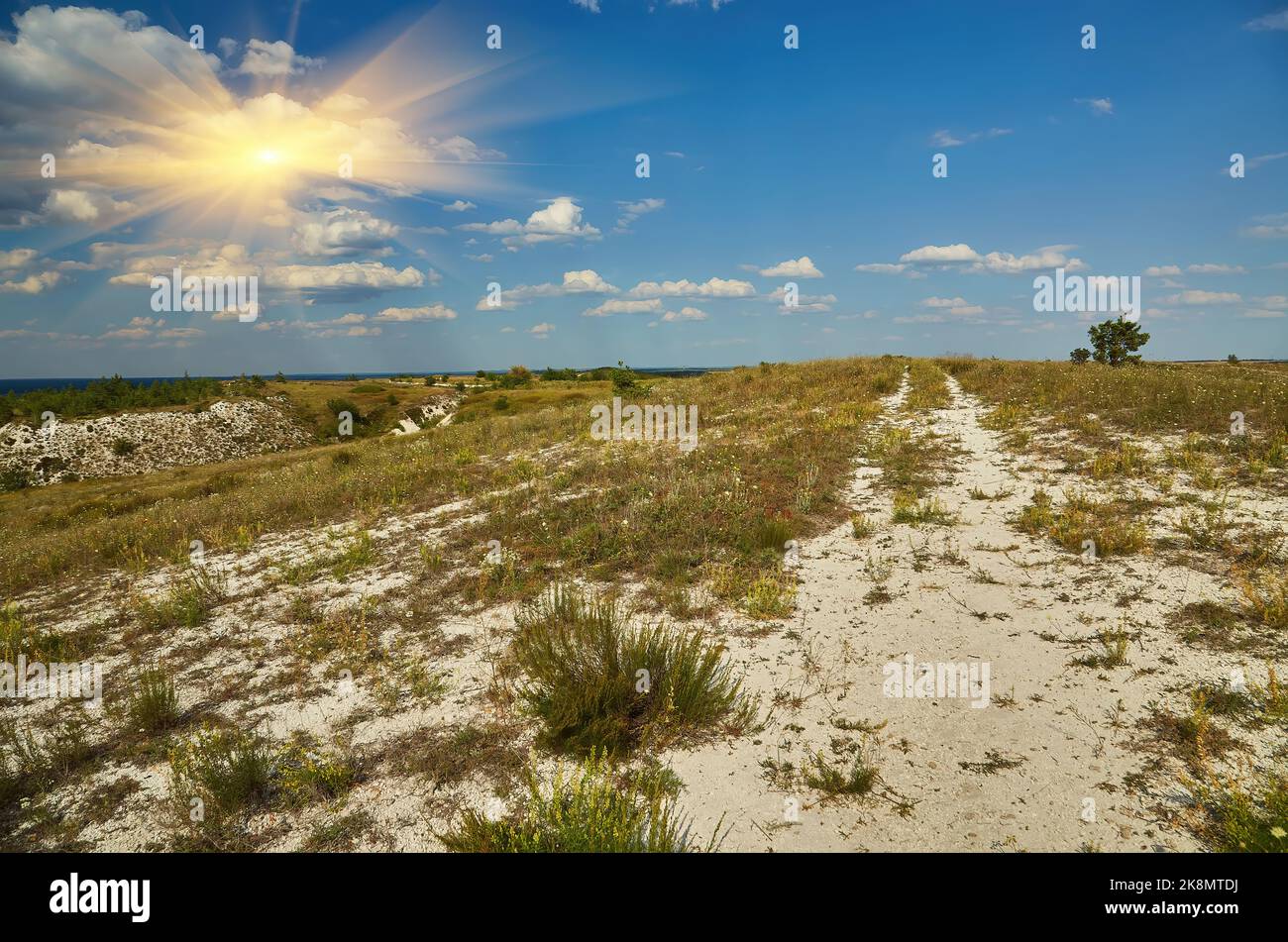Gesso montagne in una giornata di sole, area protetta vicino Svyatogorsk, Ucraina. Foto Stock