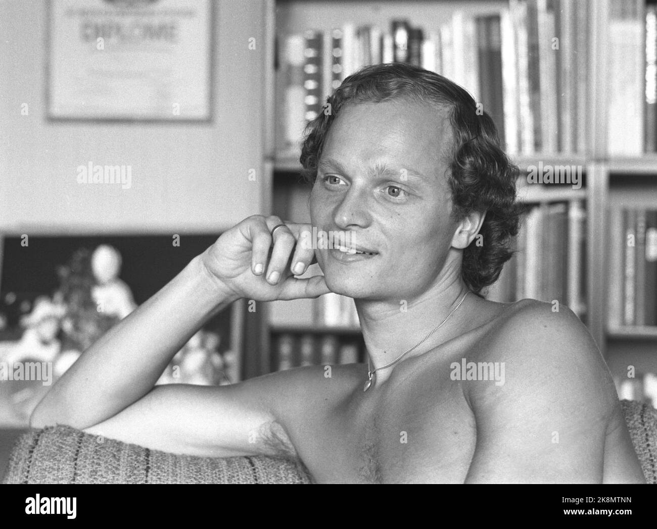 Tønsberg 19720812. Home con lo skater Roar Grønvold, che racconta la corrente sul nuovo campionato professionistico di skate e sul primo campionato europeo di skating professionistico che si terrà a Skien. Un totale di 15-16 dei corridori d'élite incontra un inverno emozionante. Grønvold era stanco di spendere il salario di sua moglie per il suo hobby / sport, ora voleva fare i suoi soldi. Qui la famiglia si radunò a casa nel soggiorno. Foto: Ivar corrente di Aaserud / NTB Foto Stock