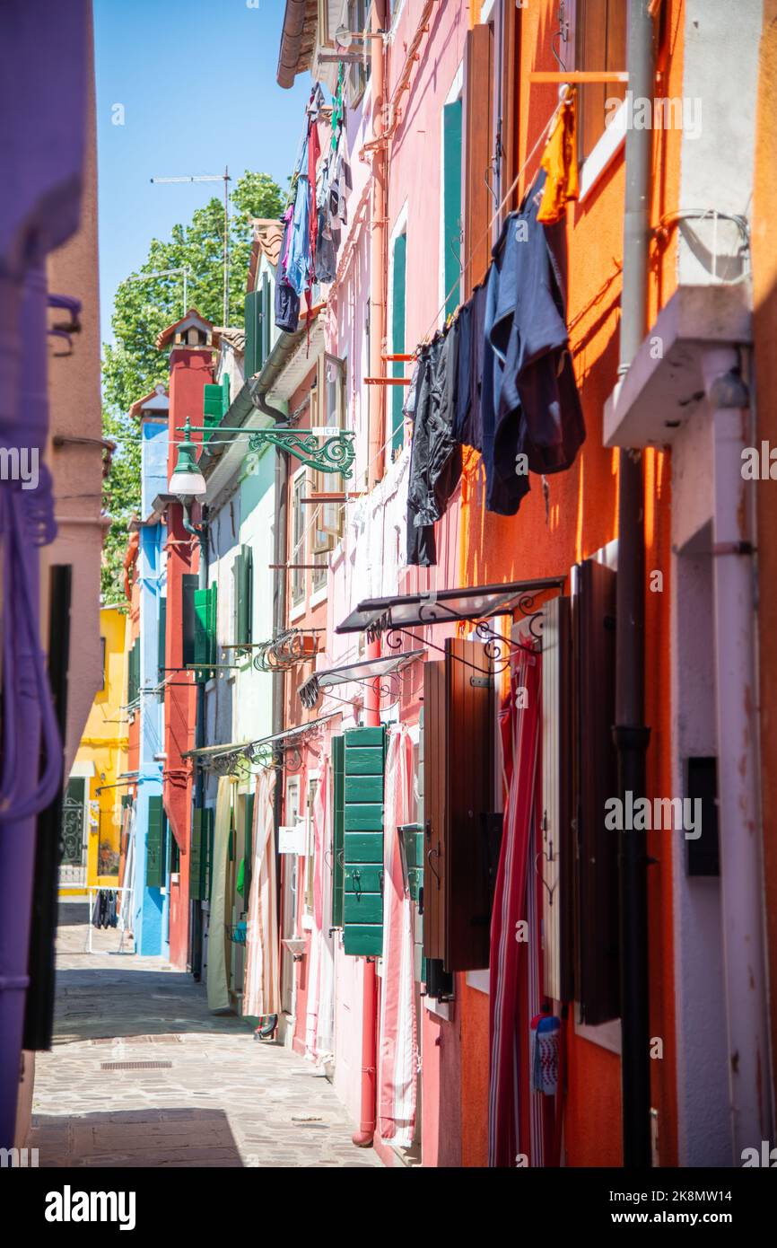 Un vicolo laterale con edifici colorati a Burano a Venezia Foto Stock